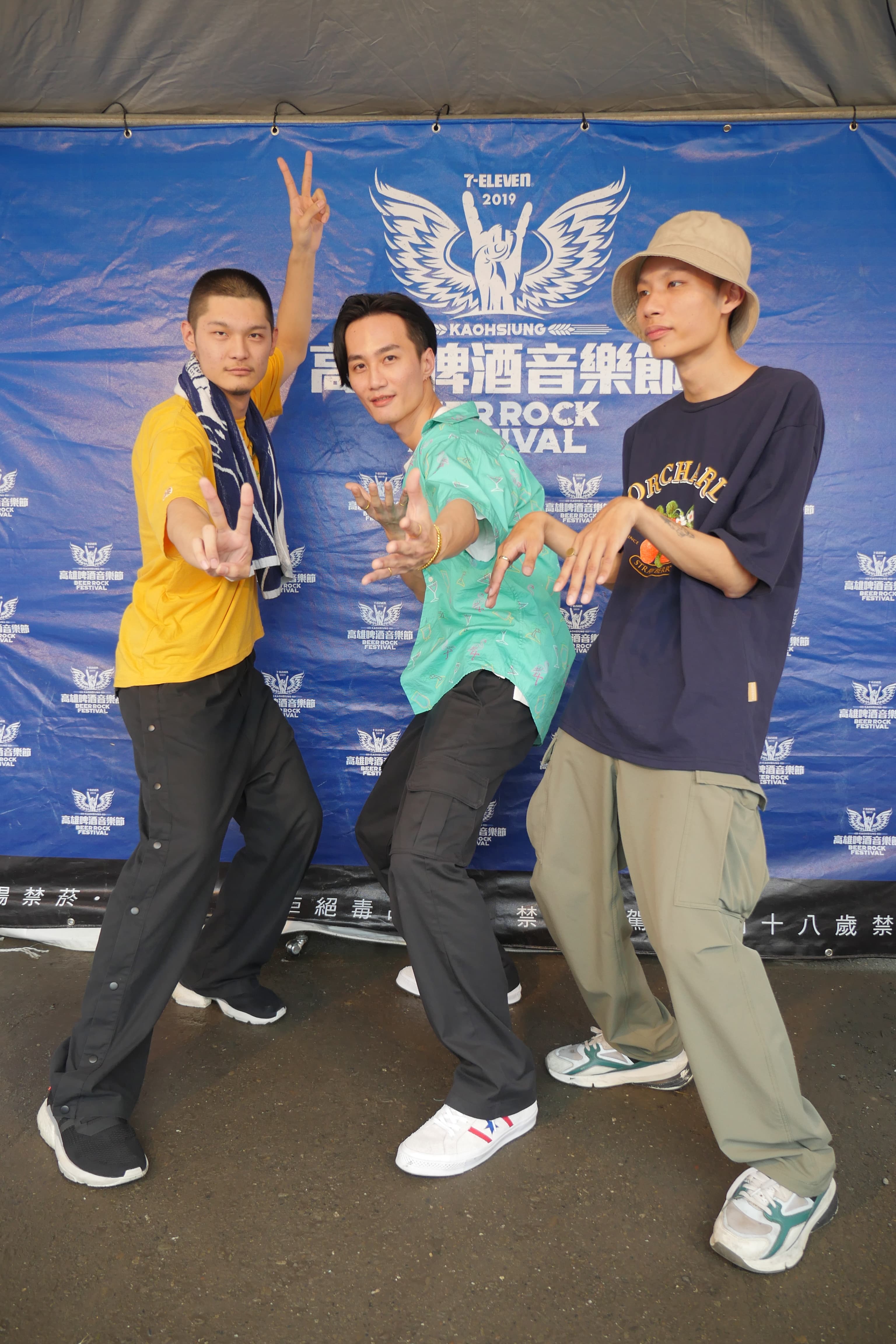 金曲新科歌王Leo王(左)所屬的夜貓組（Leo王∕春艷）與李英宏（中），酒後糗事說不完。（寬寬整合行銷提供）