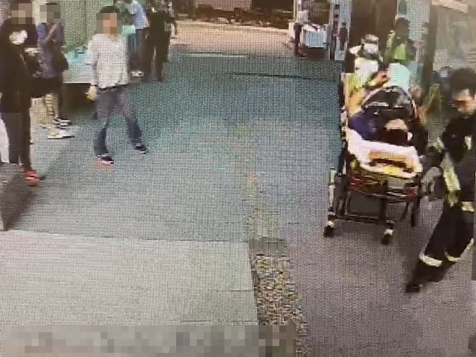 張男身上有多處刀傷 ，倒臥湖口服務區廁所內。（翻攝畫面）