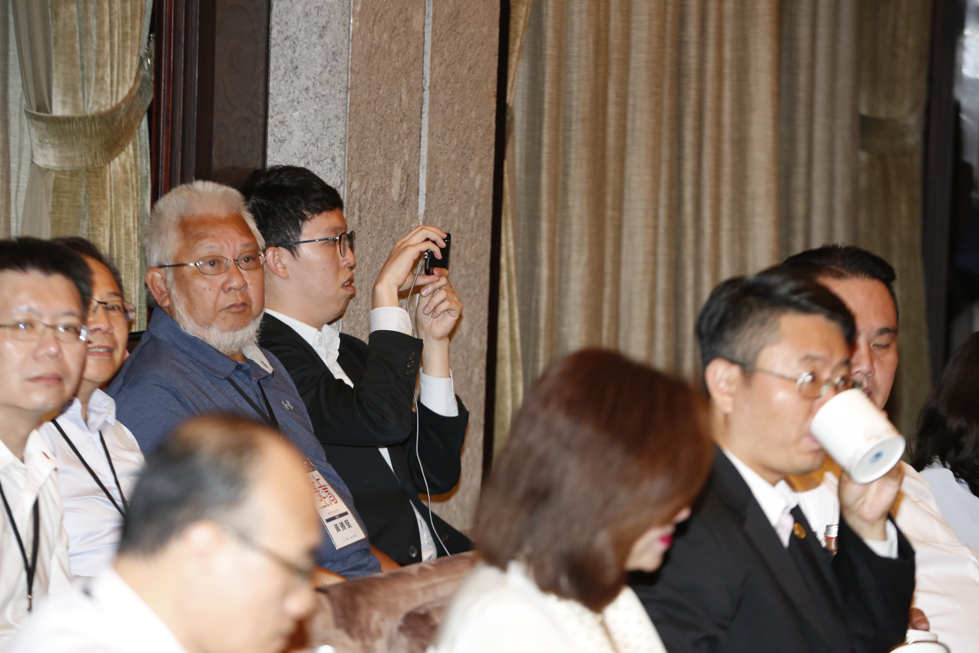 北市府副發言人柯昱安現場掌鏡替「柯劉會」直播。