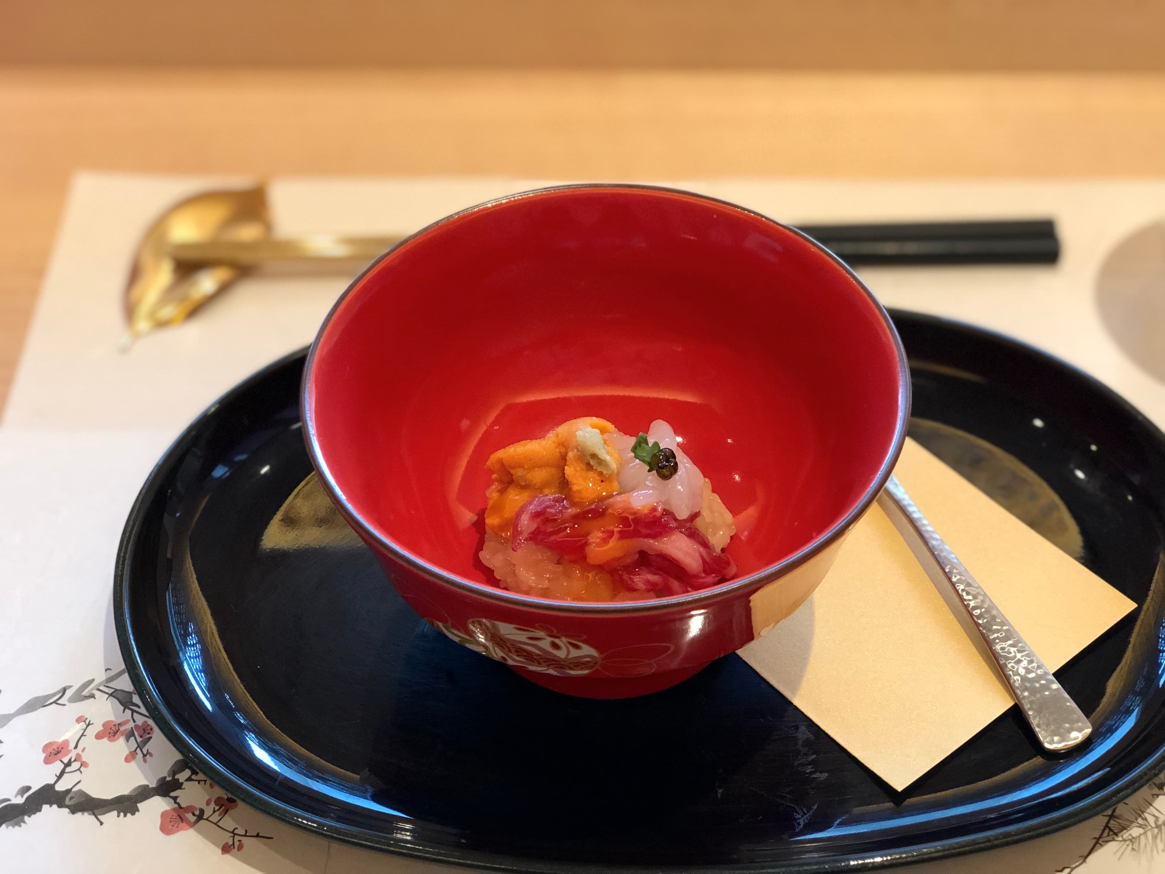 「生牛肉韃靼」結合海膽、和牛二大食材的鮮甜旨味。