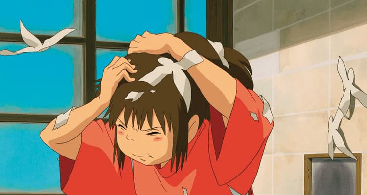 日本宮崎駿動畫電影《神隱少女》,女主角千尋(圖)為解救被飛舞的白色紙人打傷的白龍踏上冒險之旅。(翻攝吉卜力工作室《神隱少女》)