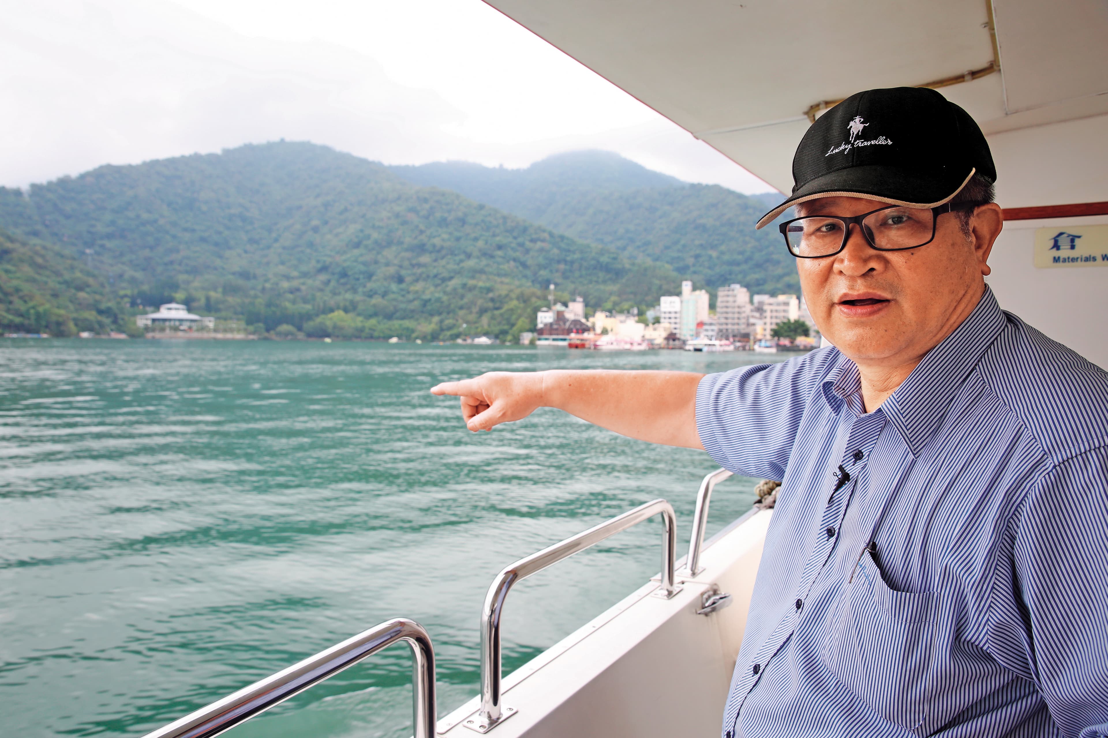 黃進昇指著湖畔說,沉在日月潭底的大批土地,當年都是他們家的。