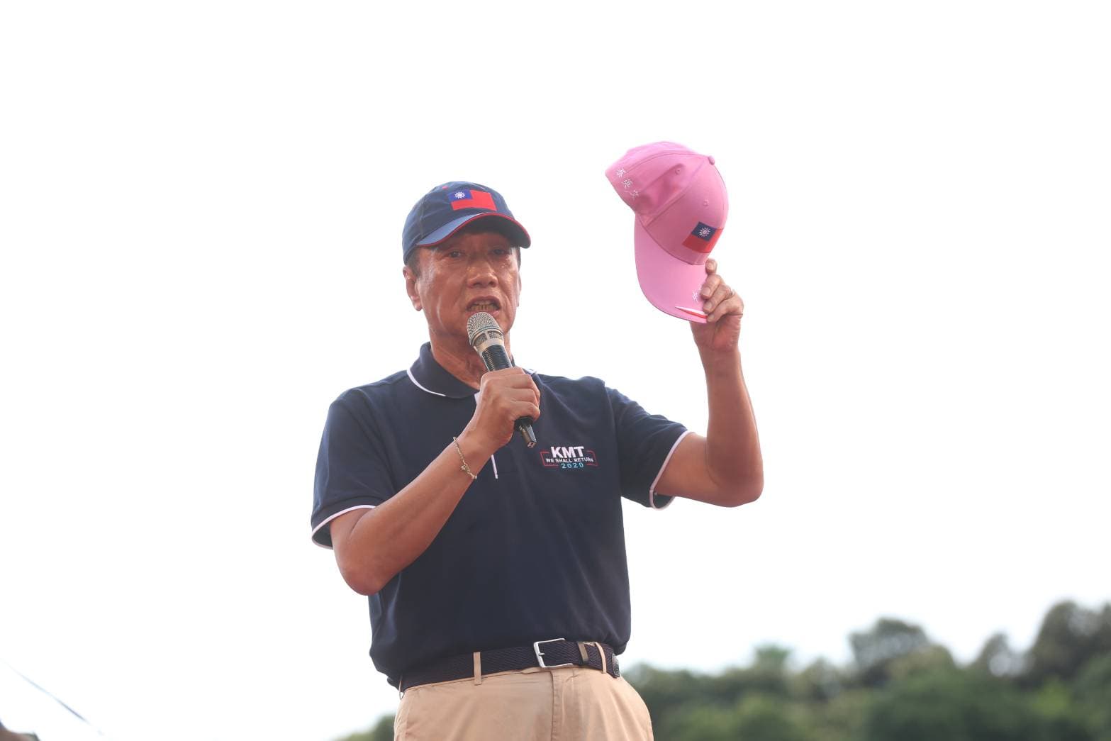 郭台銘昨日前往總統府沒送出國旗帽,讓他深夜不滿po文砲轟蔡英文,