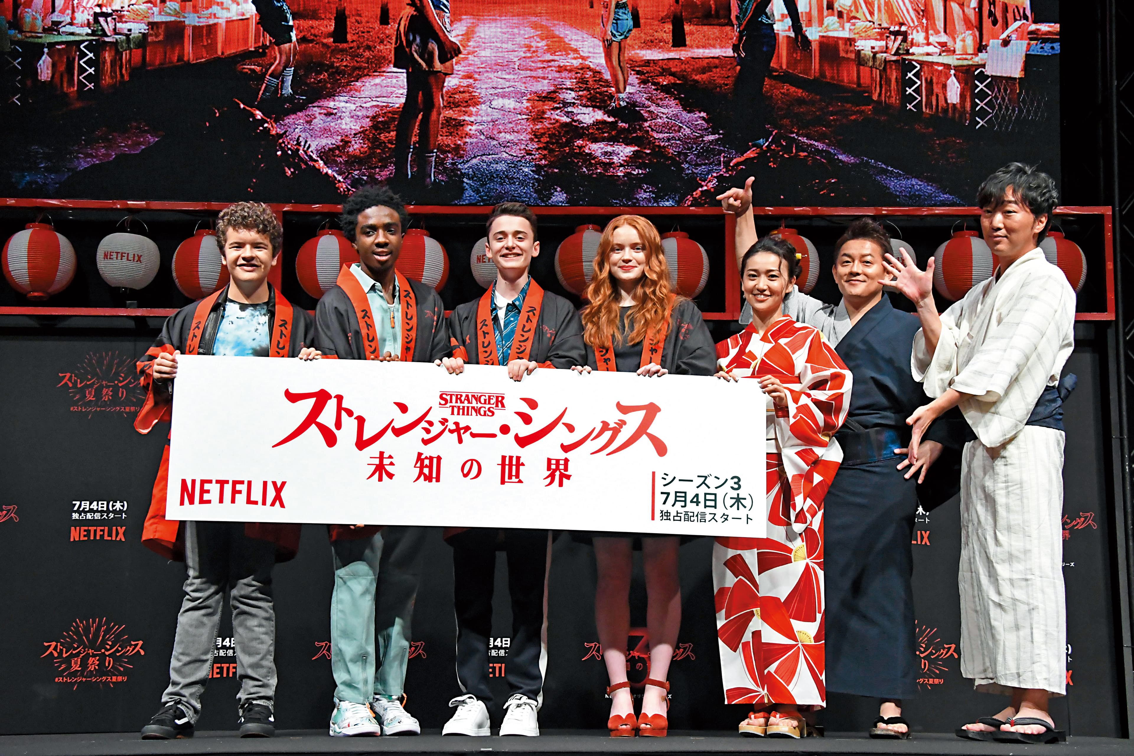日本女星大島優子（右三）、漫才團體「Speed Wagon」（右一、右二）代表粉絲們歡迎演員來東京宣傳。
