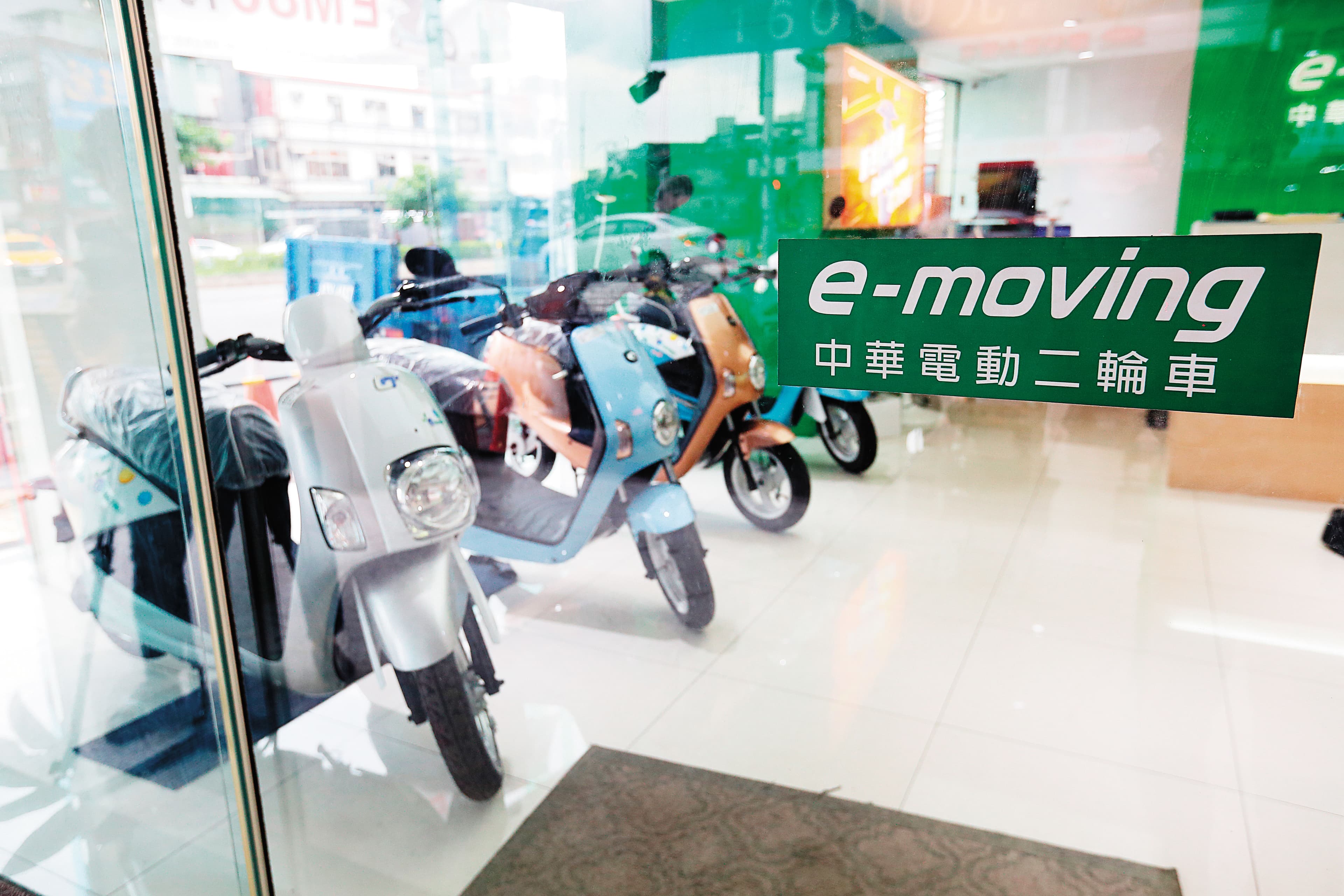 中華汽車在已故董座嚴凱泰指示下投入電動機車事業,e-moving累積銷量超過5萬台,僅次於Gogoro。
