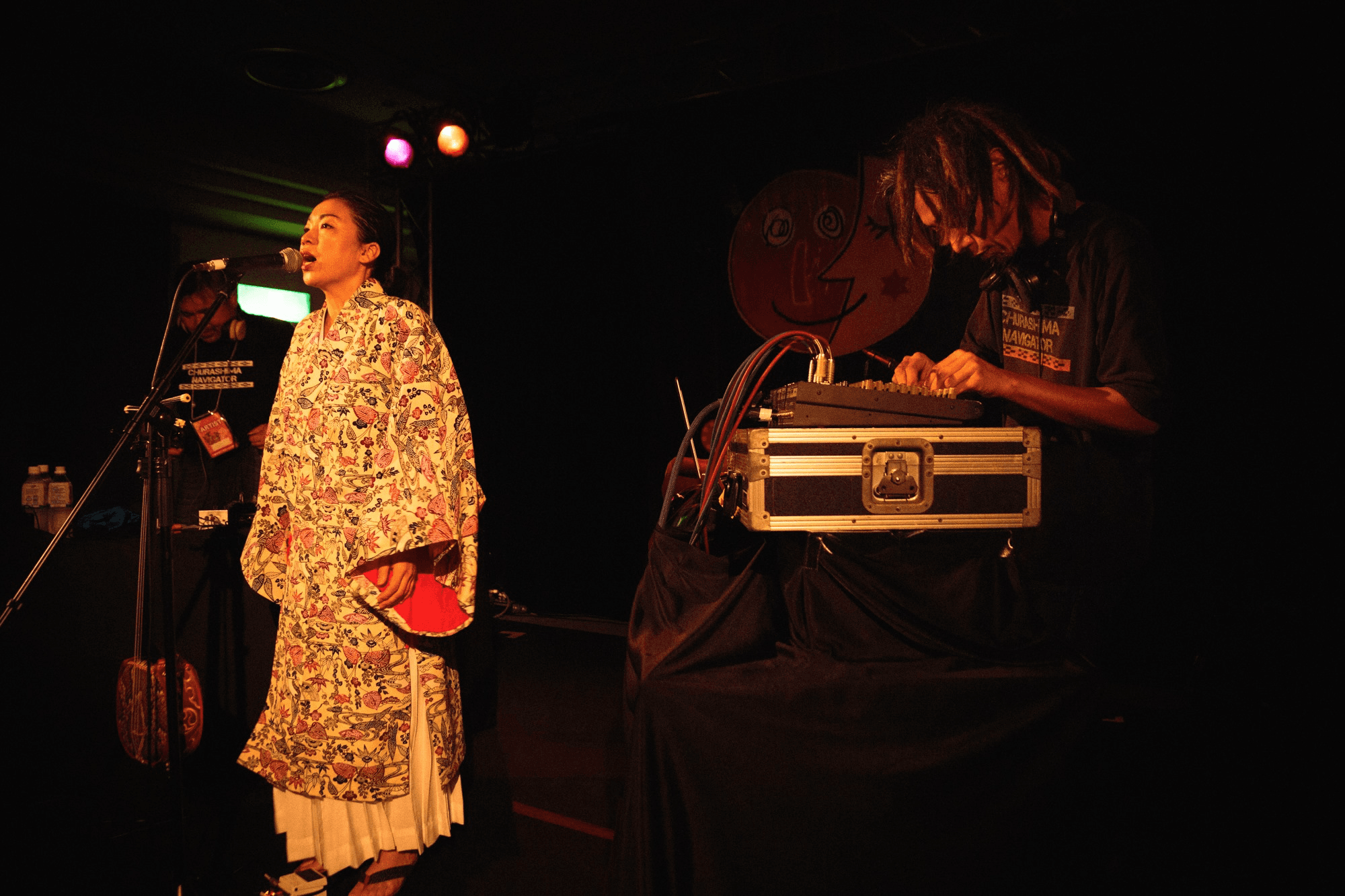 「壽喜燒遇見世界」會邀請日本新生代表演者出席,並安排他們出國巡演,圖為「Churashima Navigator」。 (翻攝自CUATRO MINIMAL粉絲團)