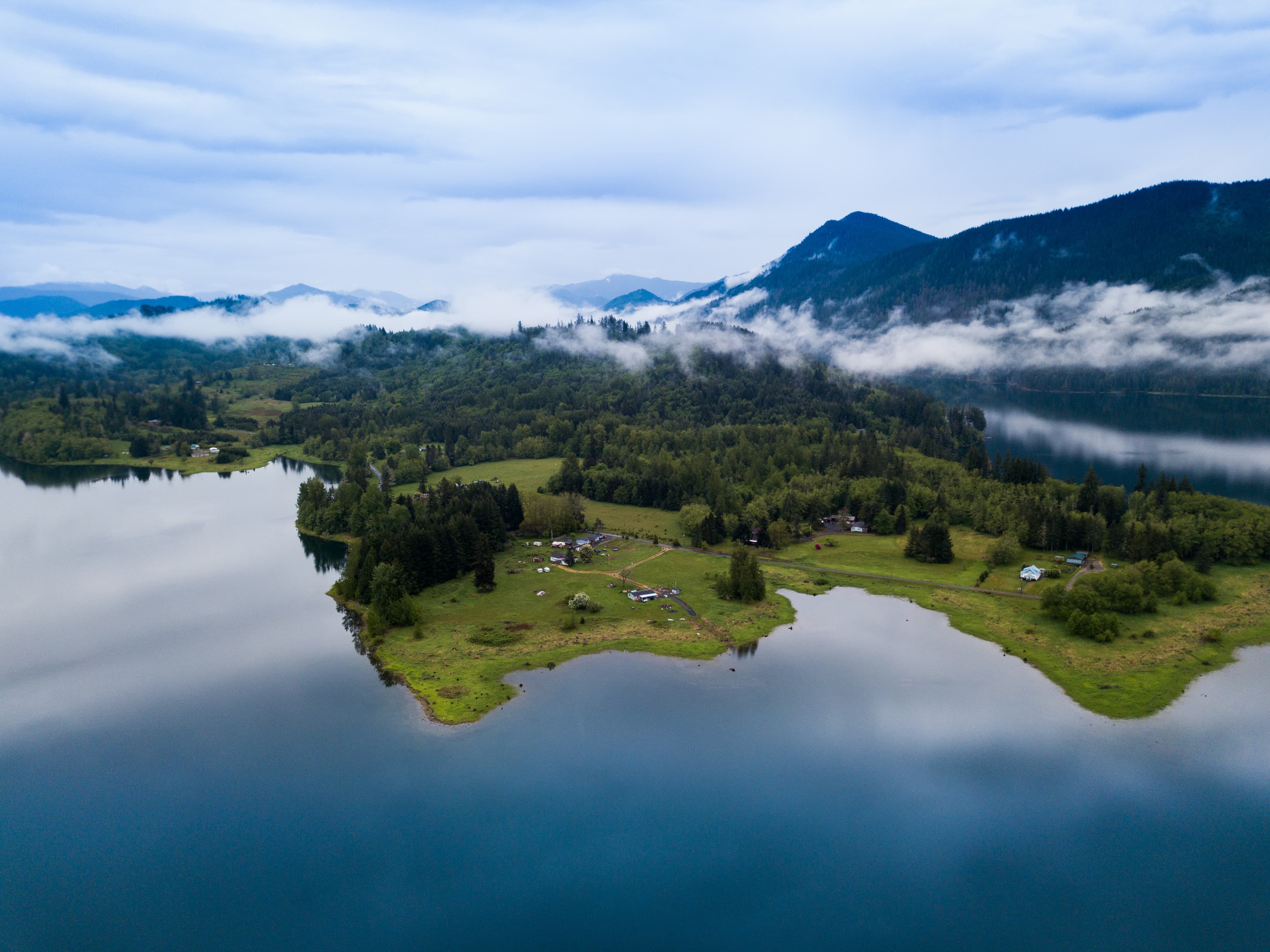 從空中俯瞰「Alder Lake Park」,雲霧繚繞,有如仙境,這裡也是很有名的露營地。