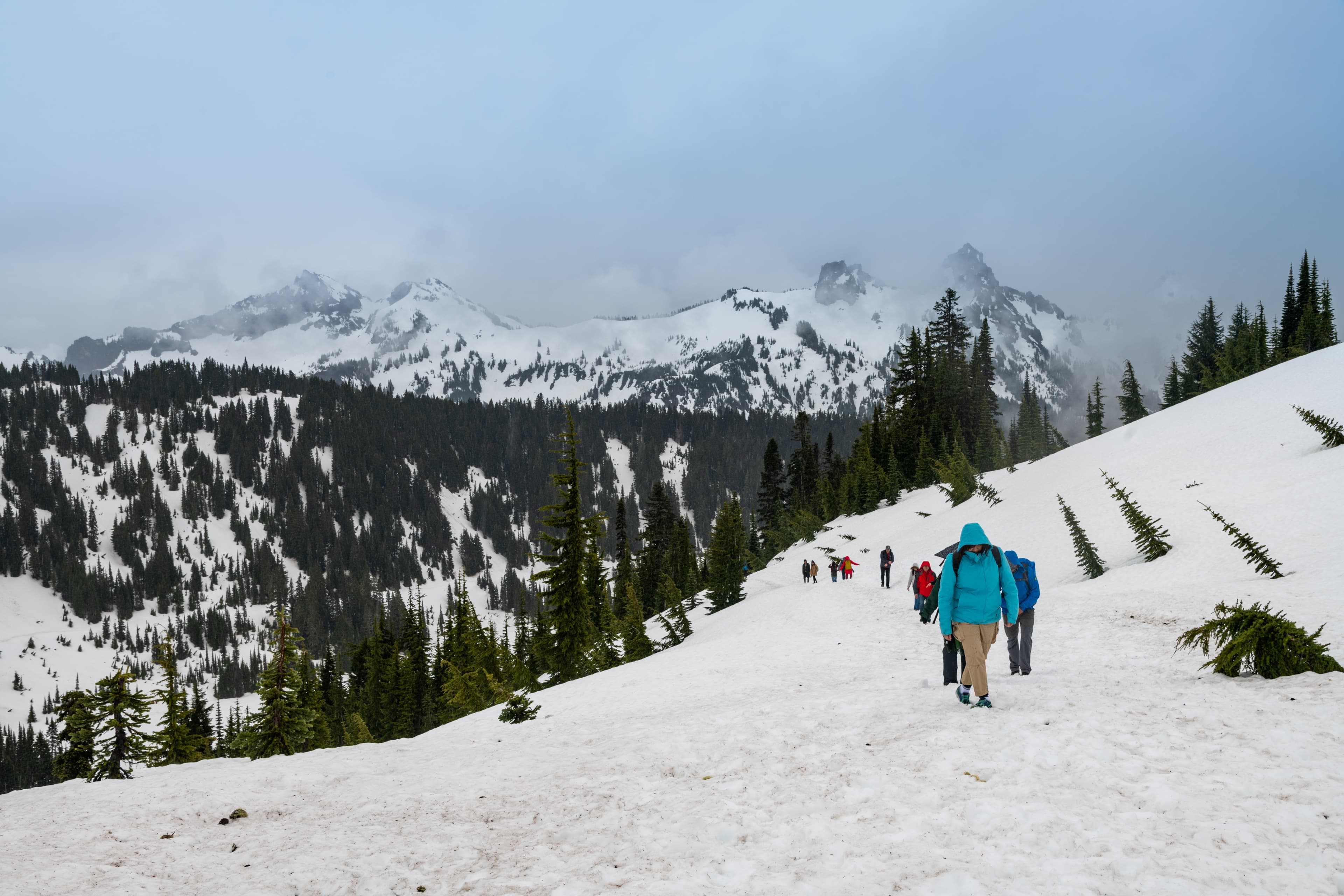 從天堂出發,在雪地裡艱難跋涉近2小時,沿途可欣賞大山與冰河之美。