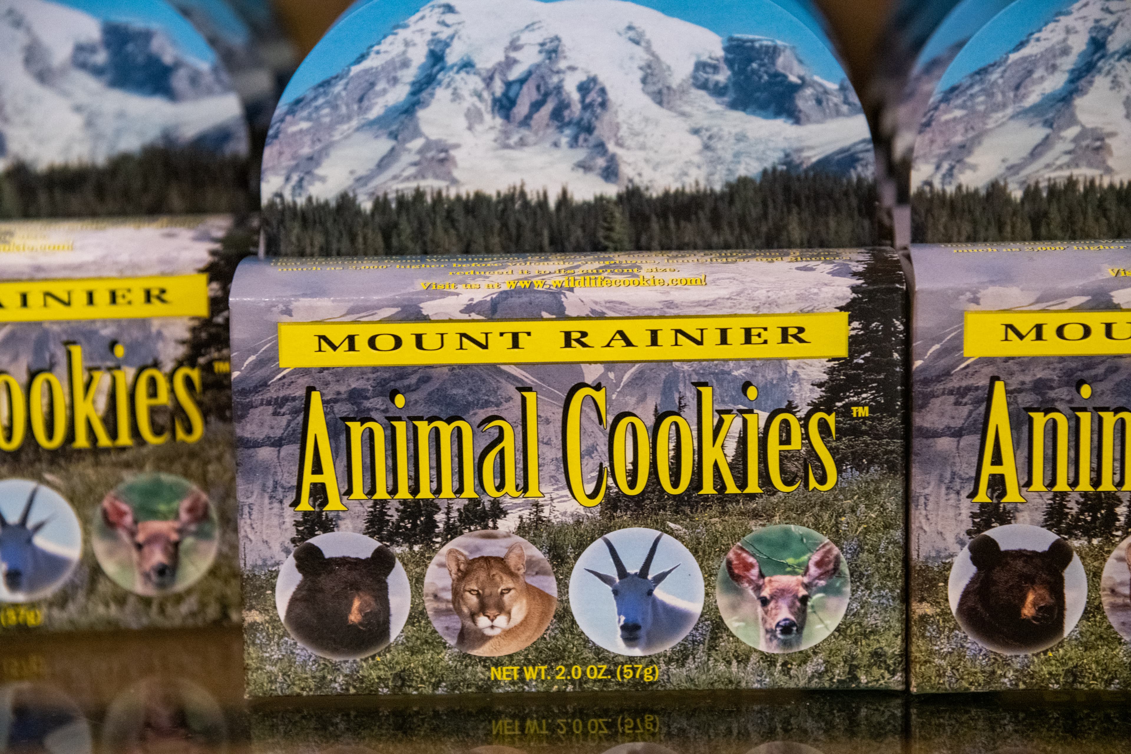 遊客中心裡賣的動物造型餅乾,店員強調,是給人吃的啦。