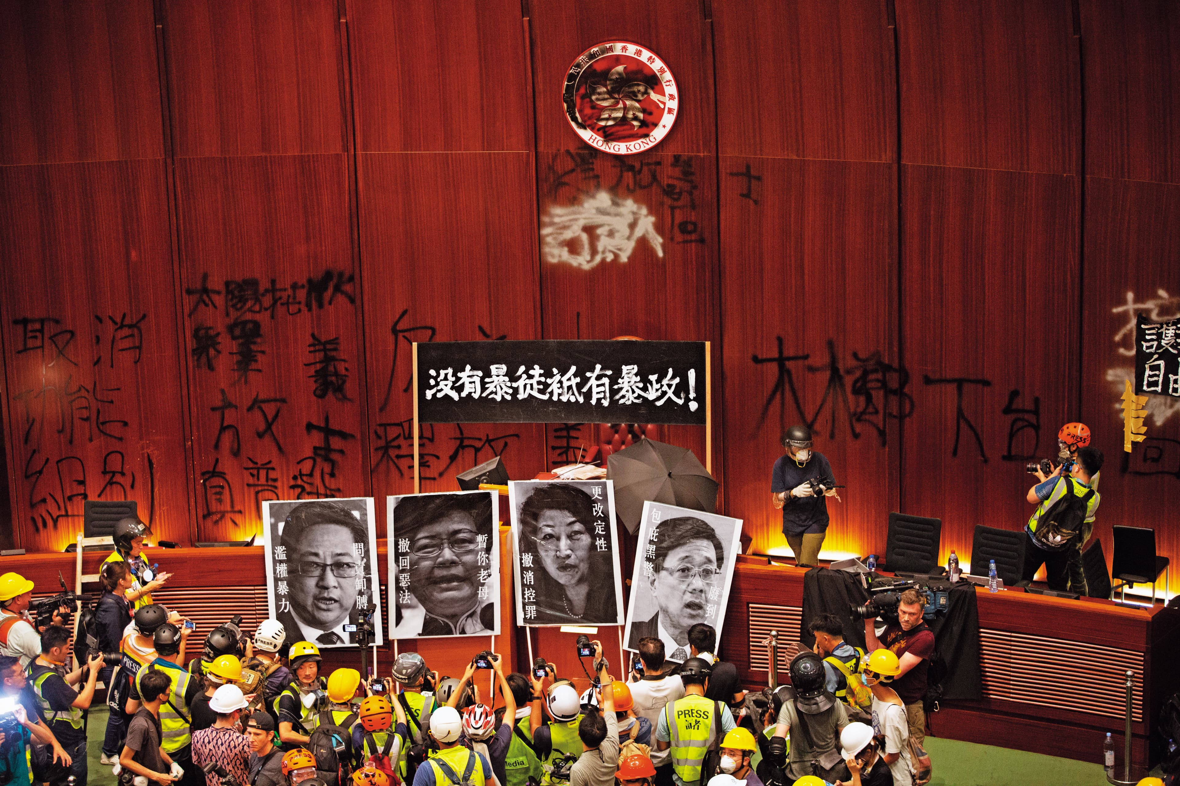 AIT認為香港反送中抗爭效應持續延燒,將有利蔡英文連任選情。圖為7月1日抗爭群眾占領立法會場景。