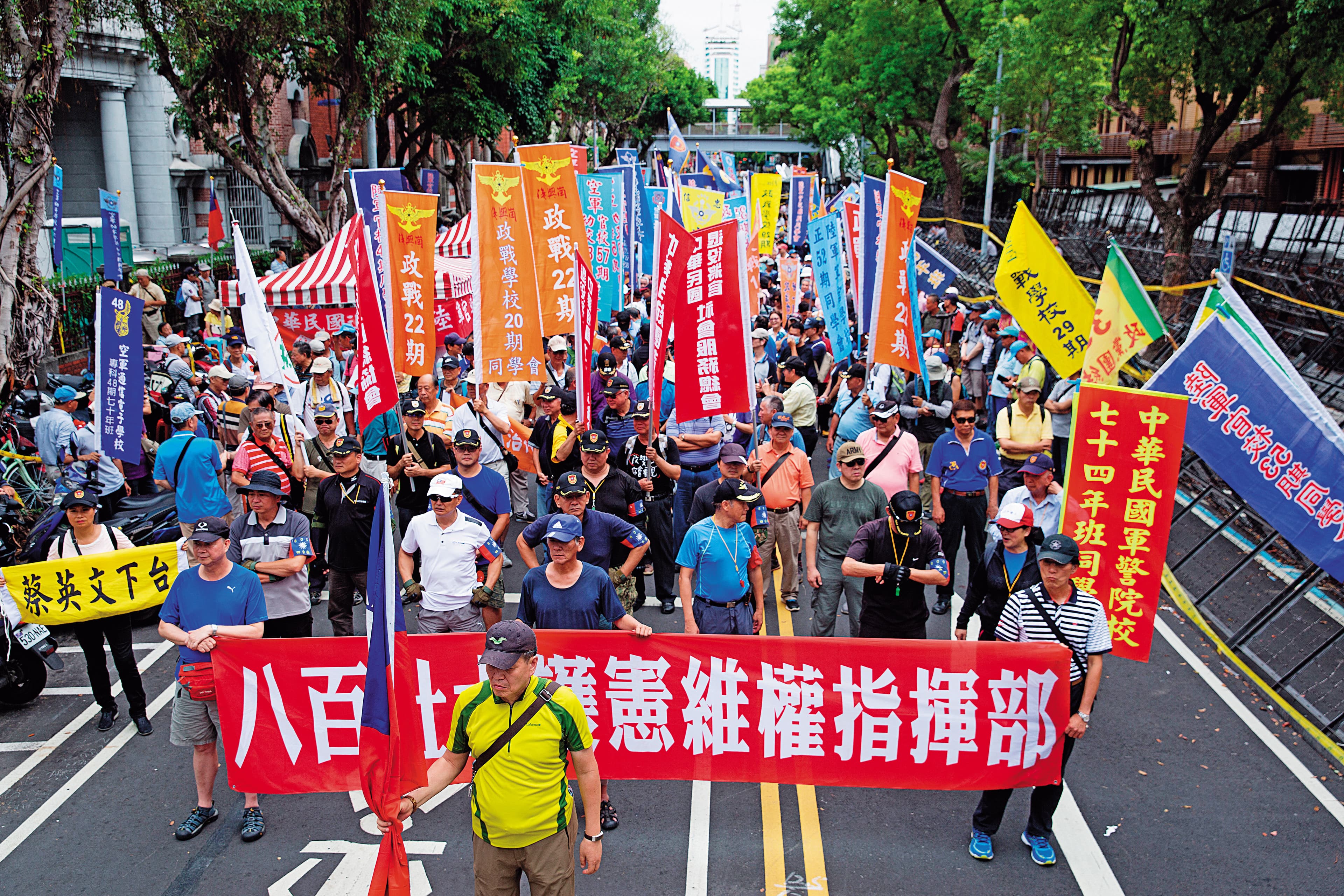 除了搶攻年輕票外,白色聯盟也主張恢復年金改革,還給軍公教尊嚴。