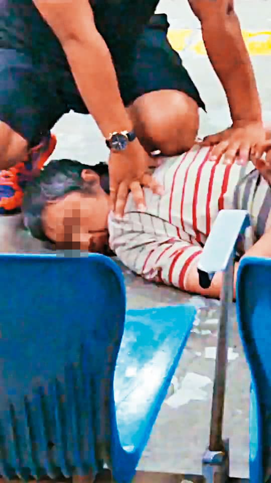 鄭嫌刺警後,被見義勇為的民眾及站務人員壓制在地。(翻攝畫面)