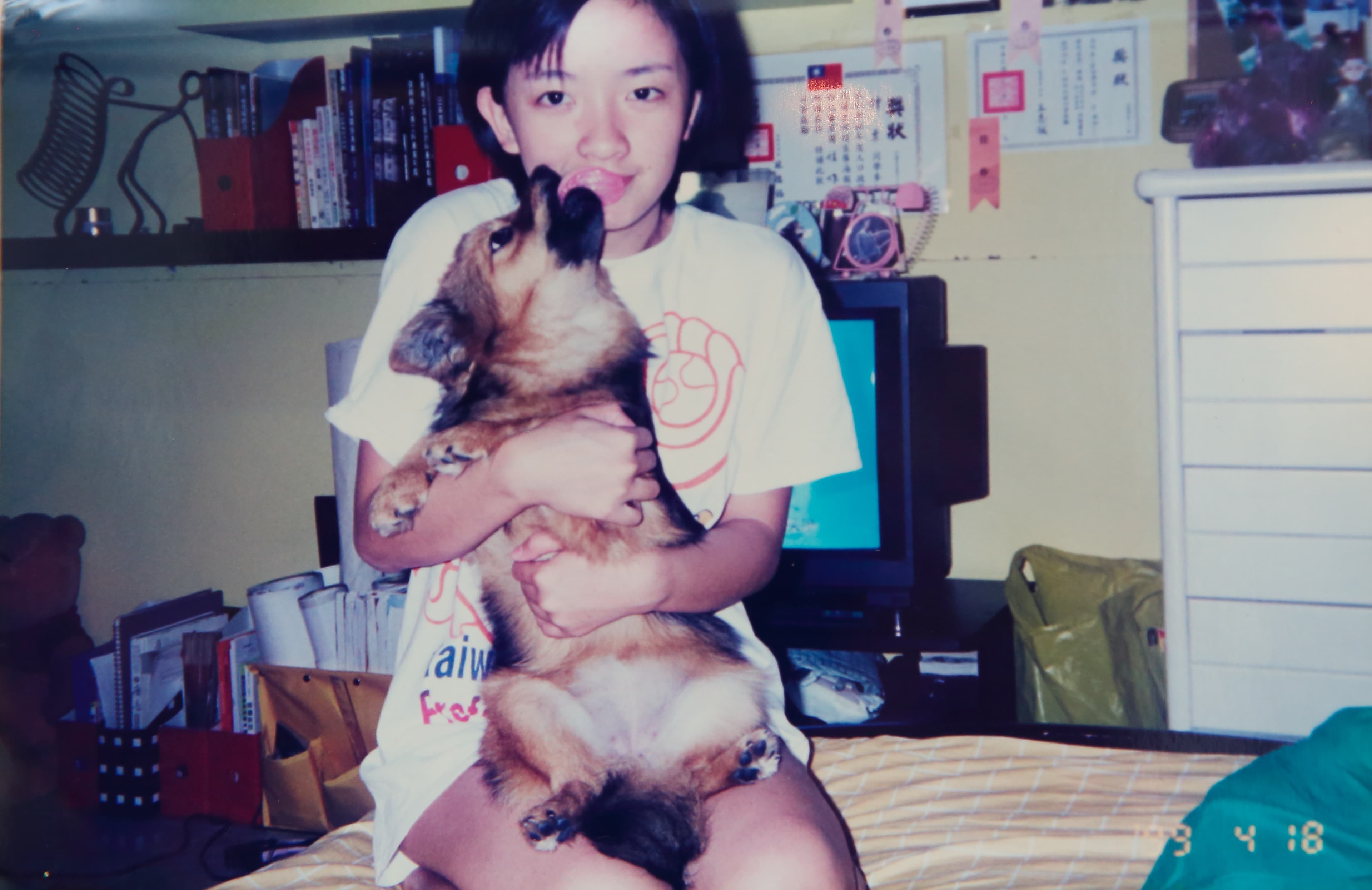 國二那年，譚柔終於獲得父母同意，如願留下在路邊撿來的流浪狗「球球」。（譚柔提供）