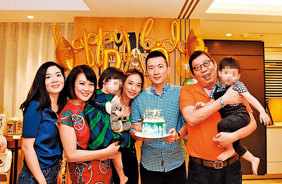 蔡明興先前過生日,一雙兒女在家幫他慶生,也被媳婦鄭舒秦PO上網。(翻攝Annie Jeng臉書)