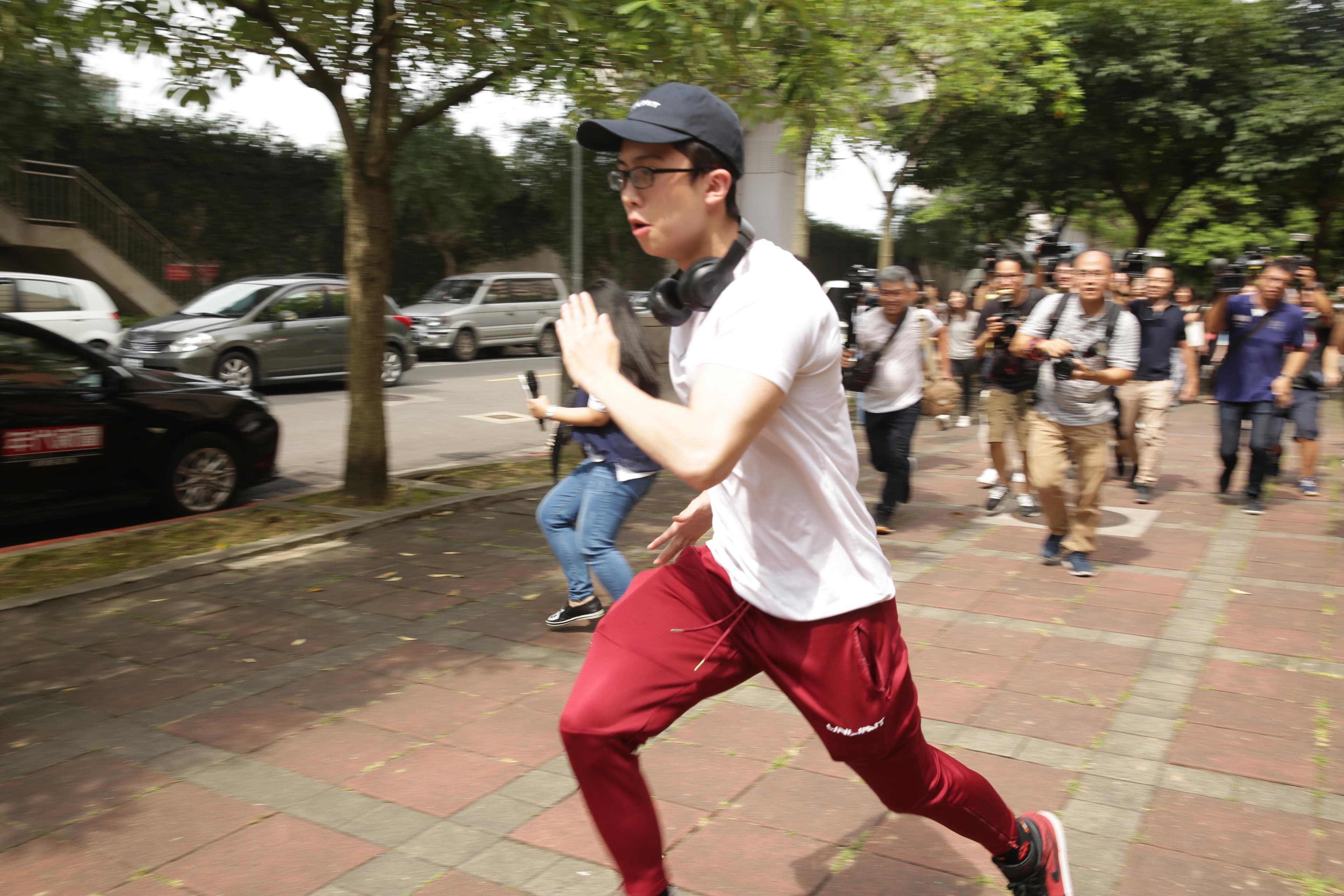 孫安佐不願接受媒體訪問,快跑離開現場讓記者追。