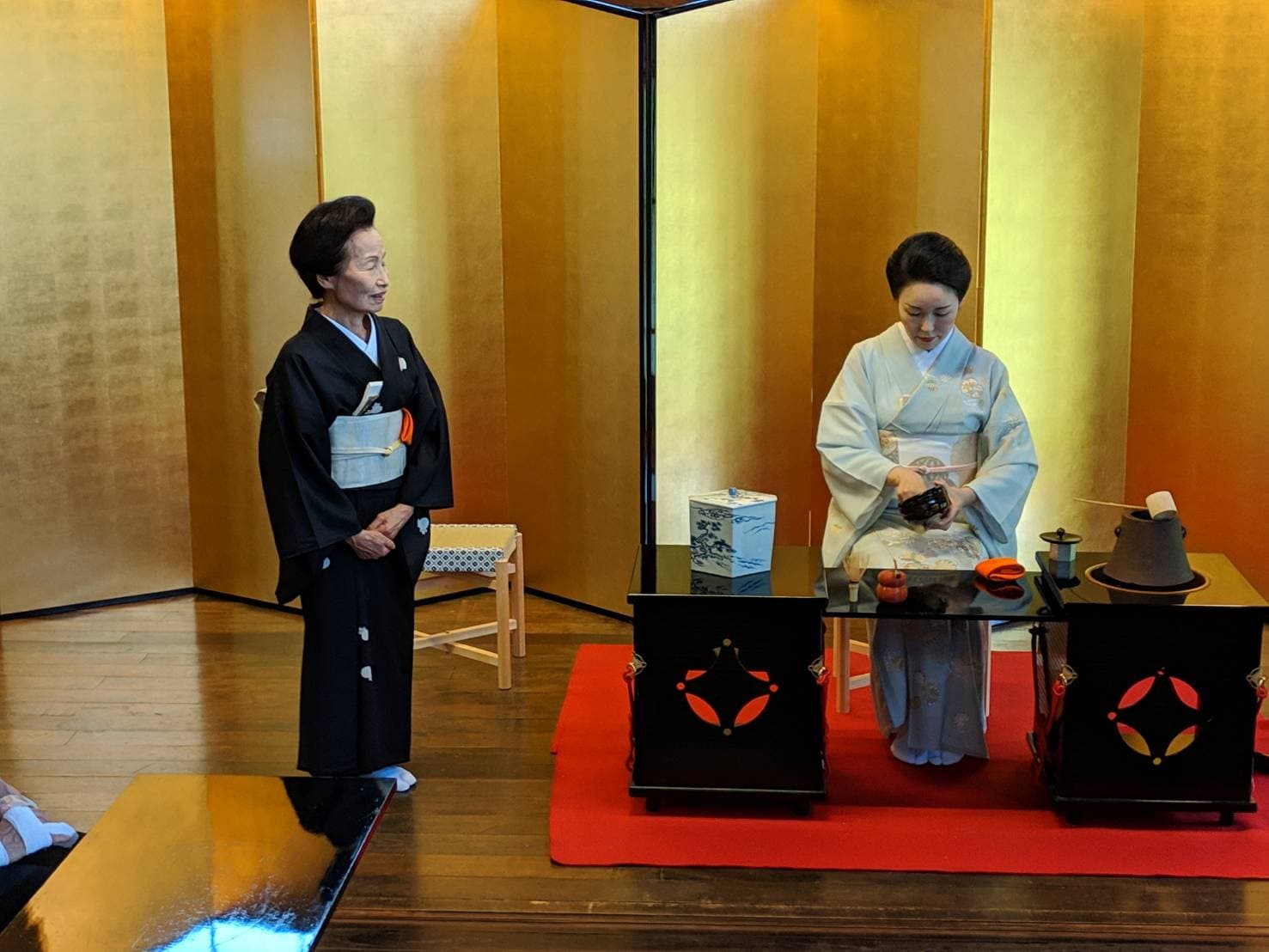 台日雙方透過茶道進行交流。