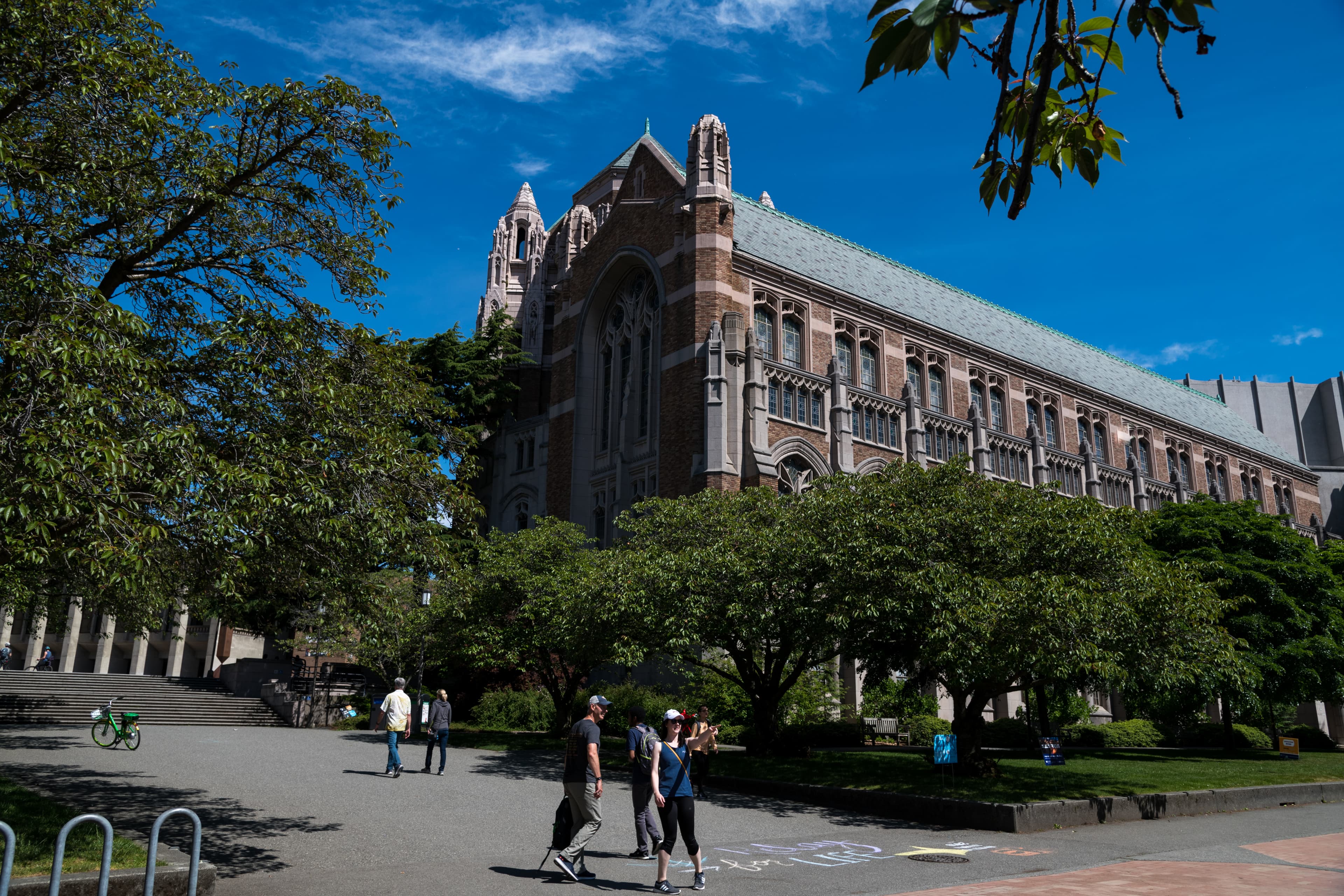 曾出過許多名人的華盛頓大學(University of Washington),是美國西岸最古老的大學,校園內有許多古色古香的建築。