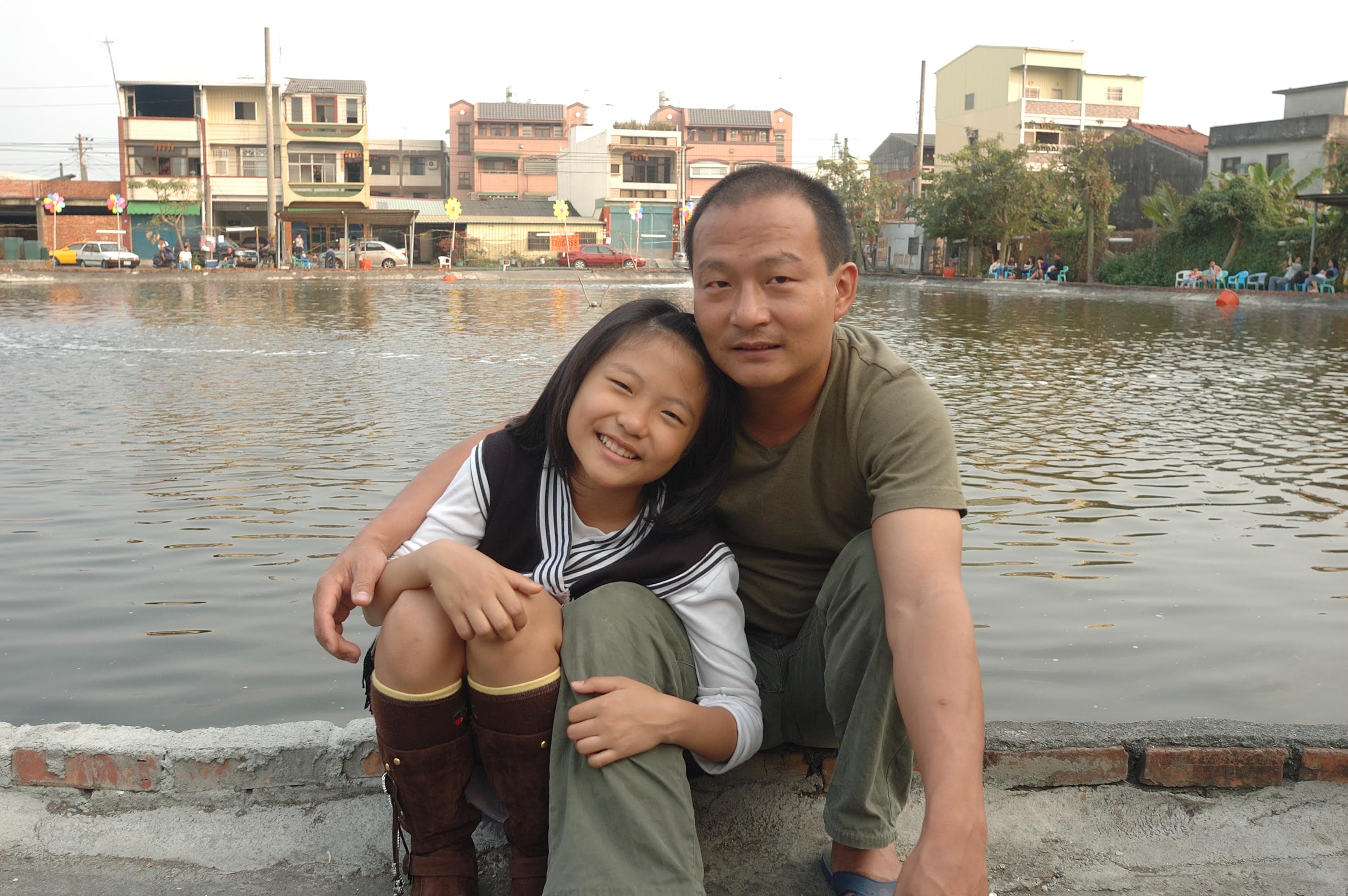 林青峰和女兒林佳儀。女兒現在已念大學,雖坦承父親在她小時候常缺席,但長大後仍以父親為傲。(林青峰提供)