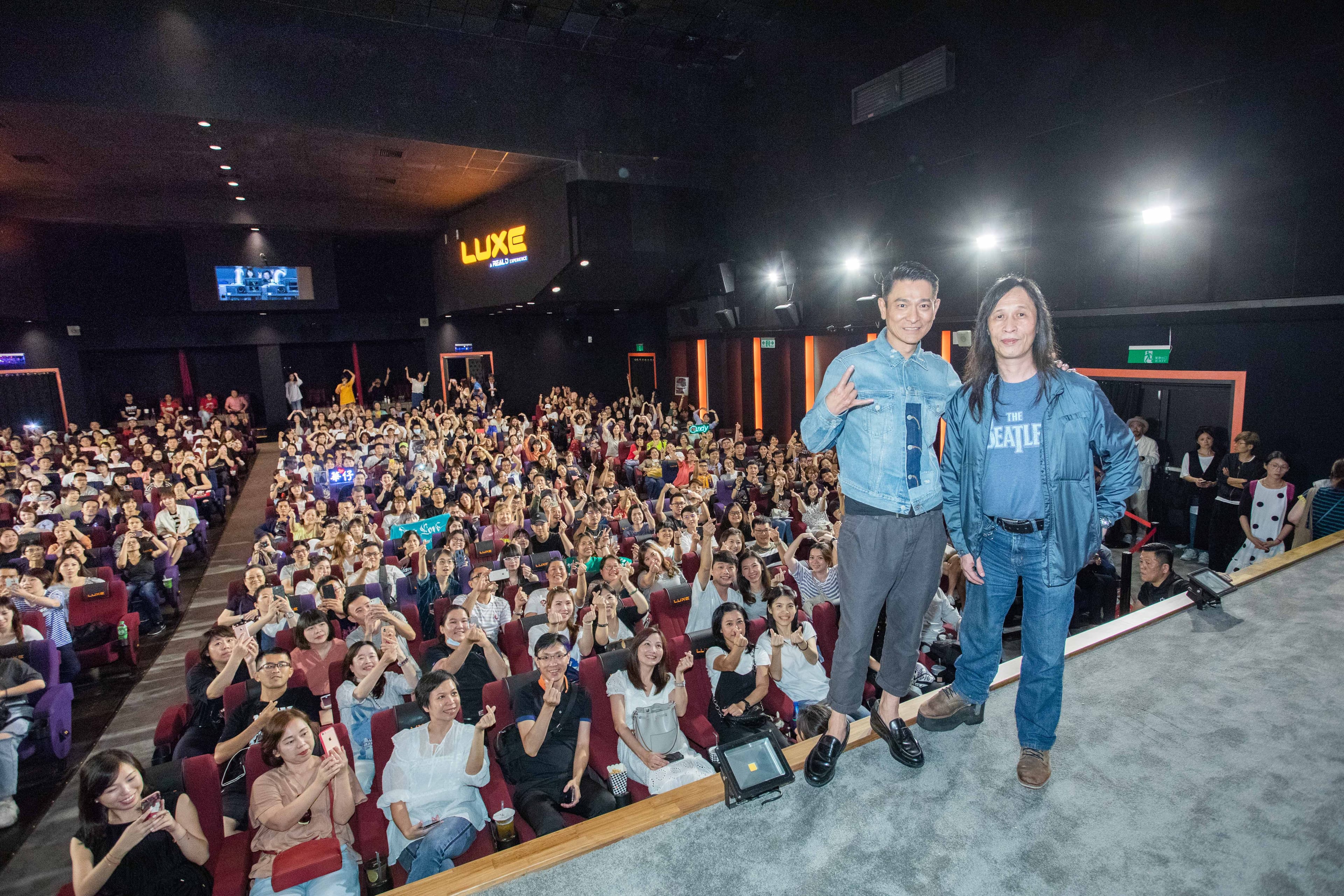 劉德華魅力驚人，2場映前見面會都秒殺，他與《掃毒2》導演邱禮濤開心與粉絲合影。（華映提供）