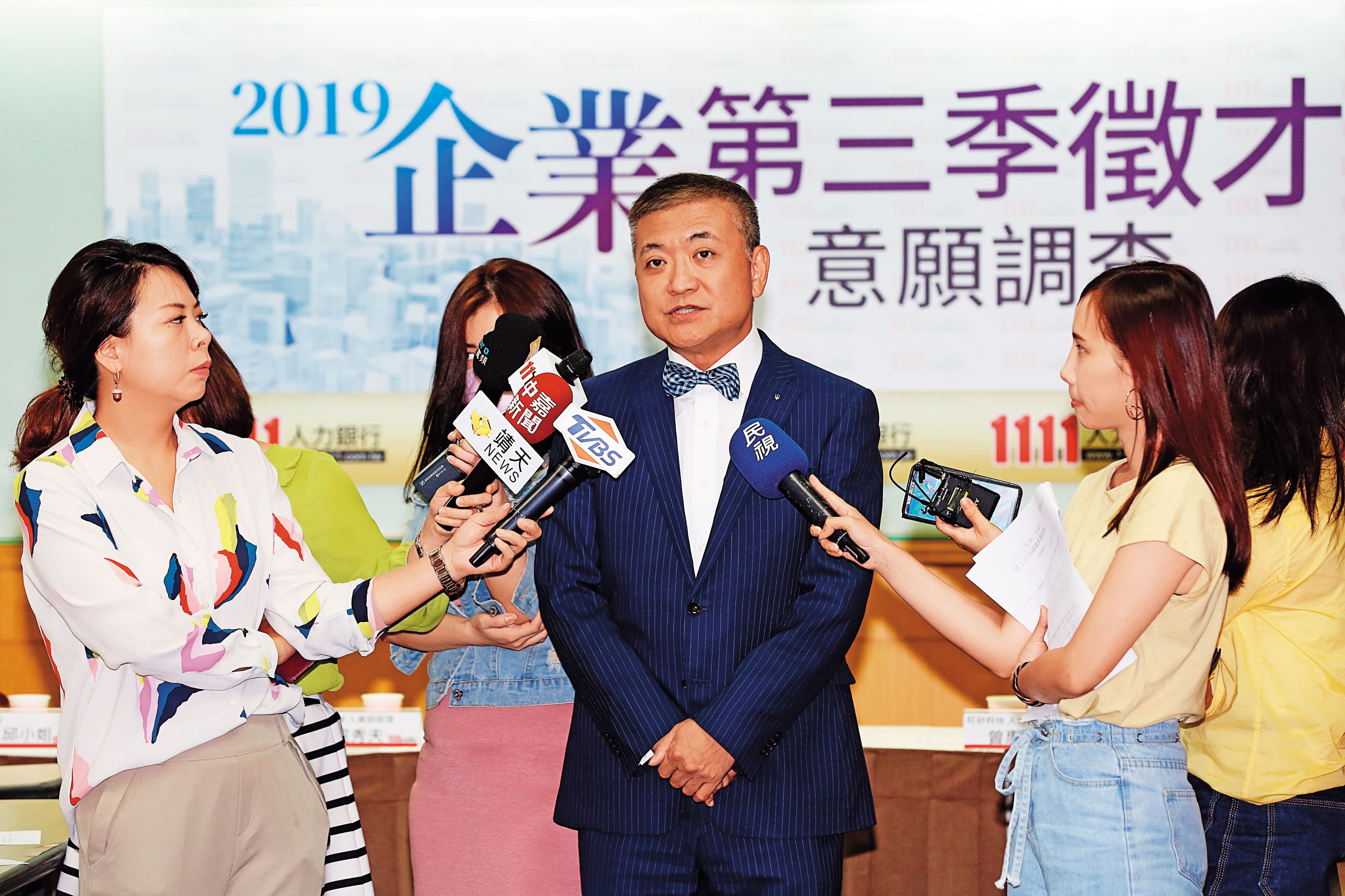 1111人力銀行副總何啟聖建議,有志進入服務業者,可多方比較、趁早卡位。
