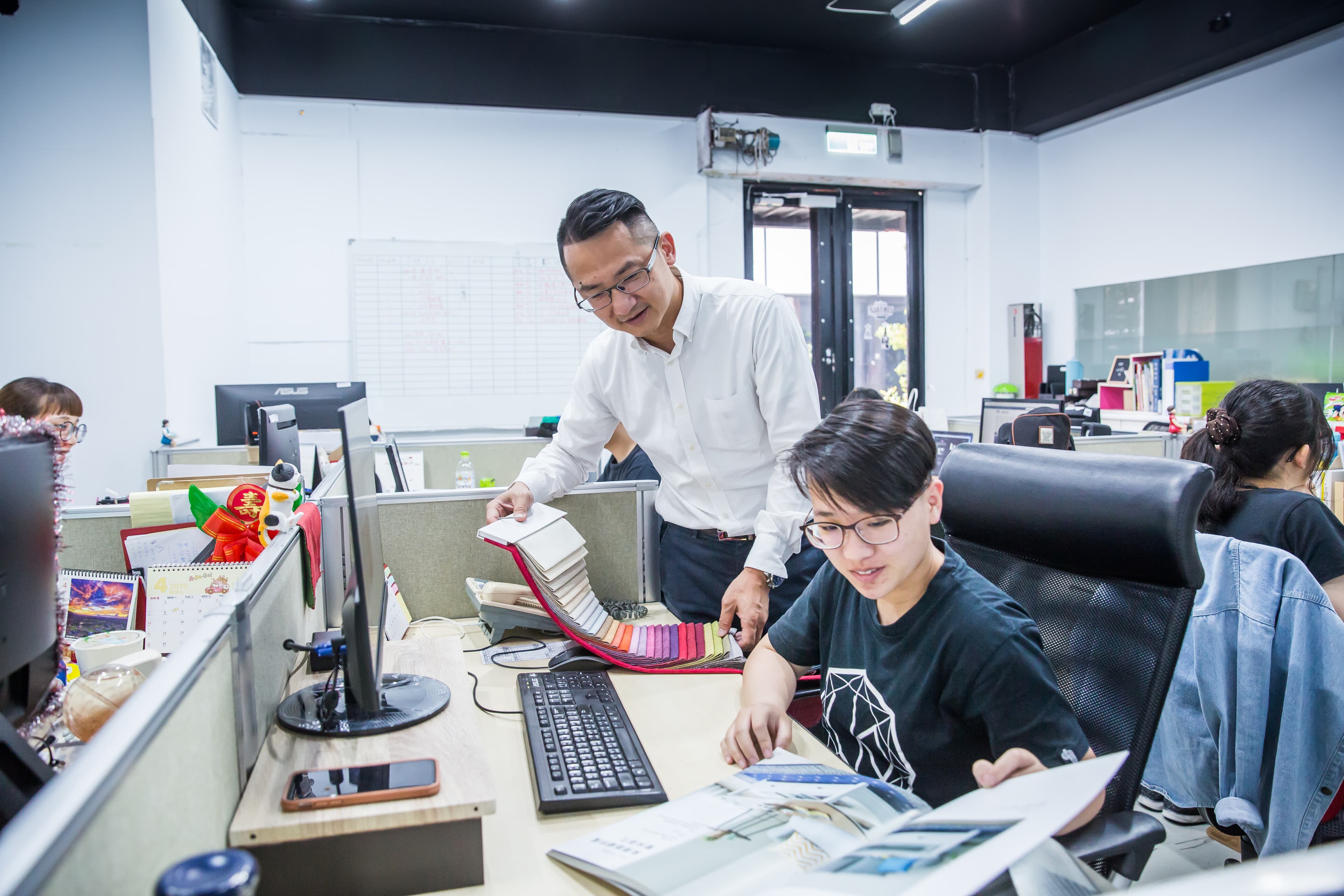 平價快銷家具的挑貨眼光必須非常精準,張修元(左)會以7成基本款、3成流行款做為採購原則。