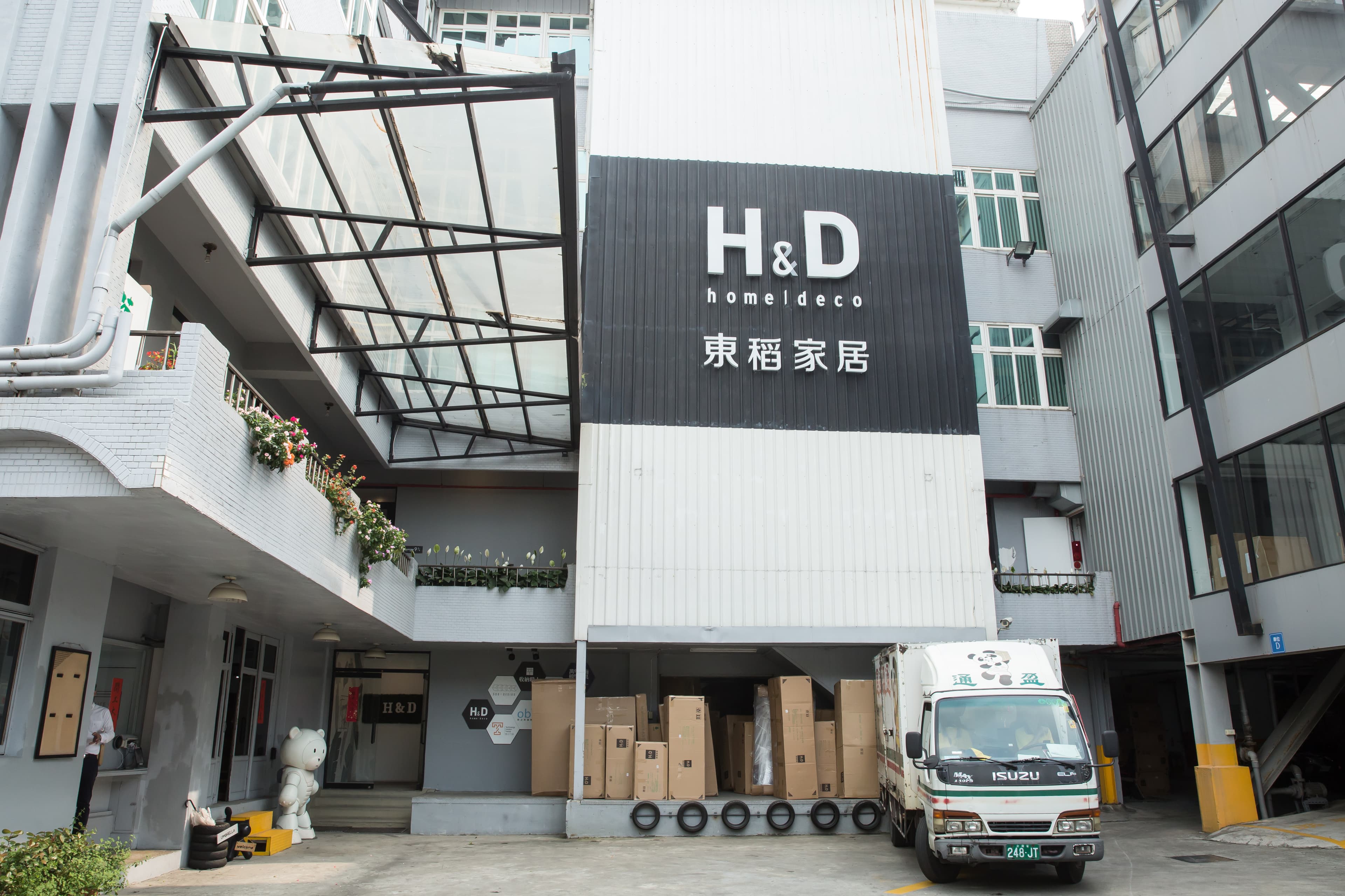 H&D東稻家居創業第5年才設門市,早期不少網友會跑到新莊倉庫要求體驗。