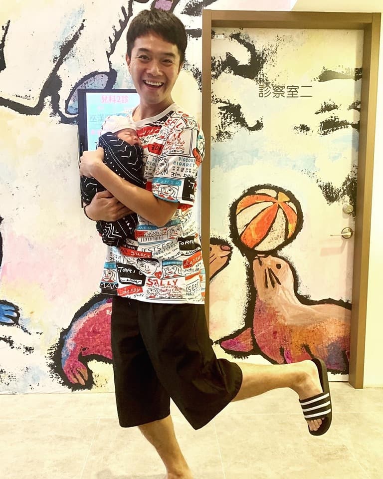 剛當爸的台客電力公司主唱柯大堡,沉溺在幸福喜悅裡。(獨一無二娛樂提供)