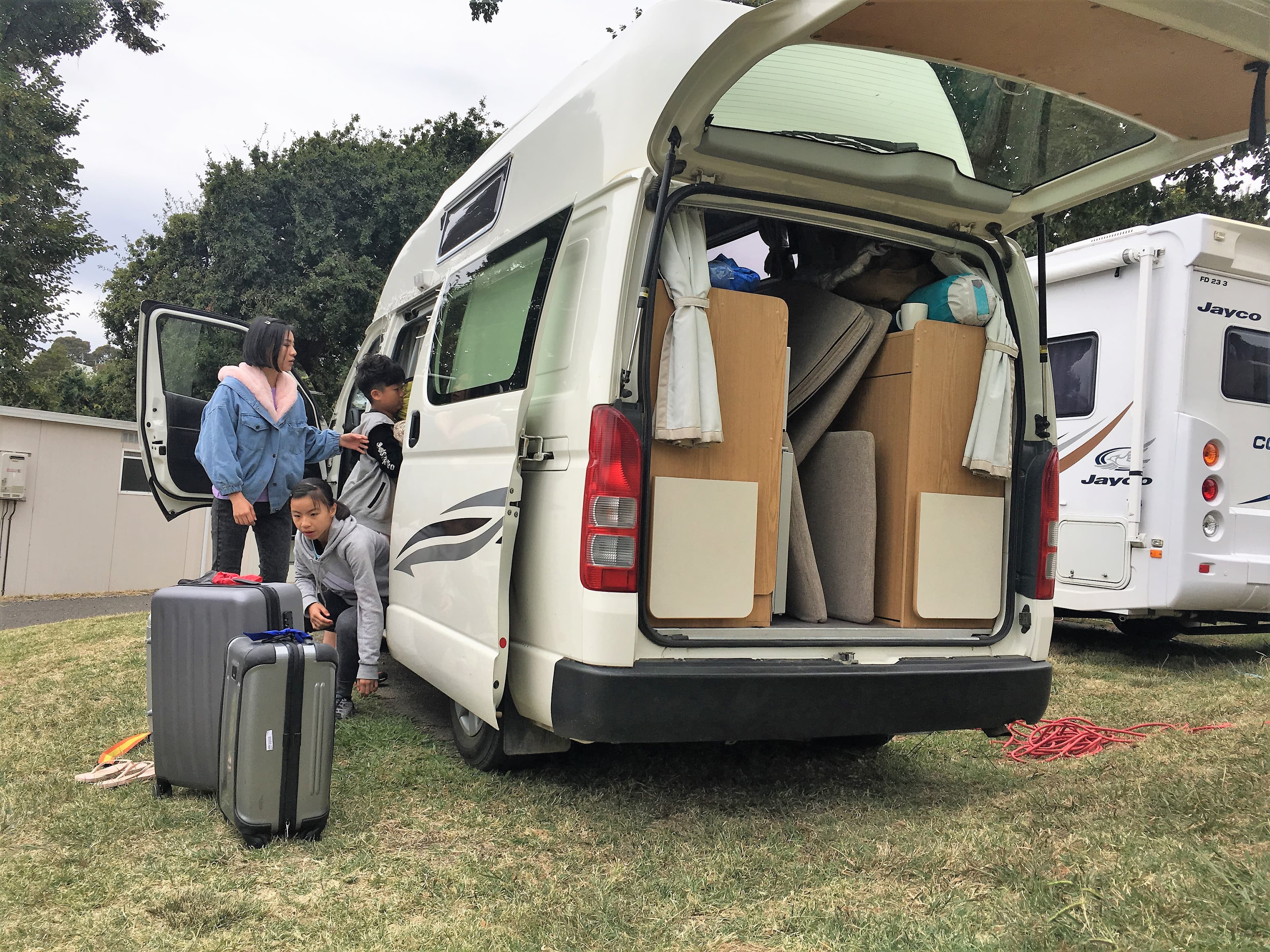 《下課花路米》製作單位安排了露營車,包辦環島行程中的食衣住行。 (公視提供)