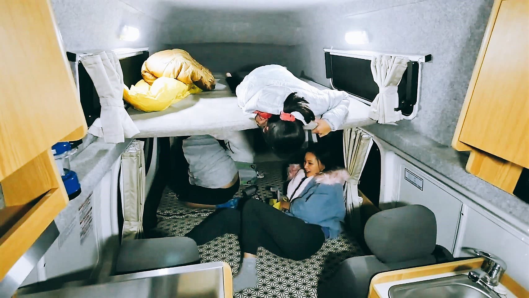 亞里(右下)對於露營車內部較為擁擠的空間感到不太習慣 。(公視提供)