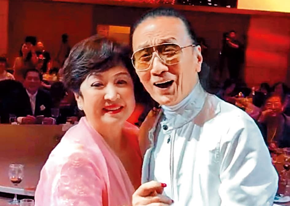 當年甄珍(左)被劉家昌硬是搶走而與謝賢(右)離婚,43年後兩人破冰,謝賢此次特地兩度來台力挺甄珍,兩人更在慈善晚宴翩翩起舞。(翻攝甄珍臉書)