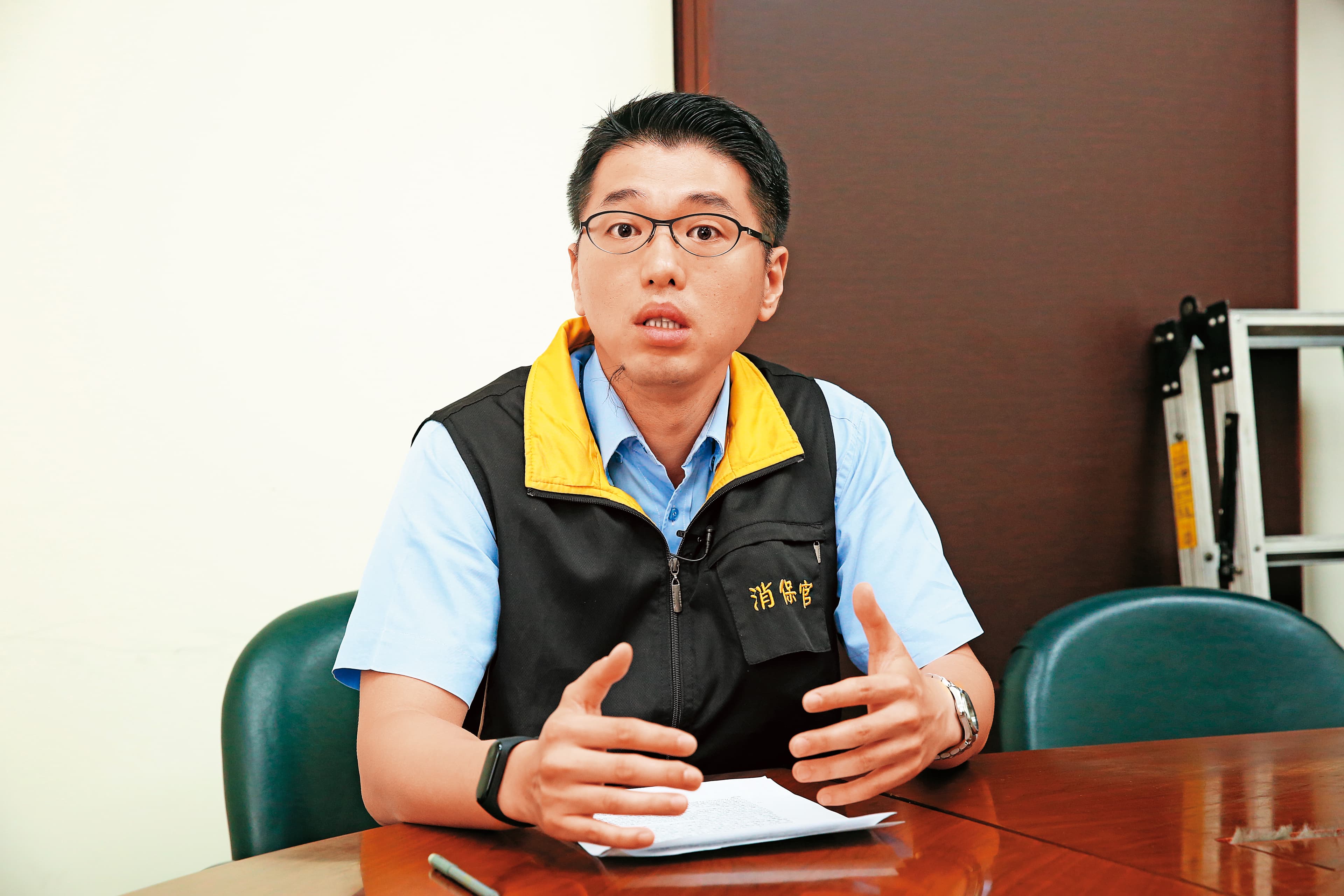 行政院消保官黃國源提醒民眾勿聽信業務銷售手法,就直接刷卡簽約。