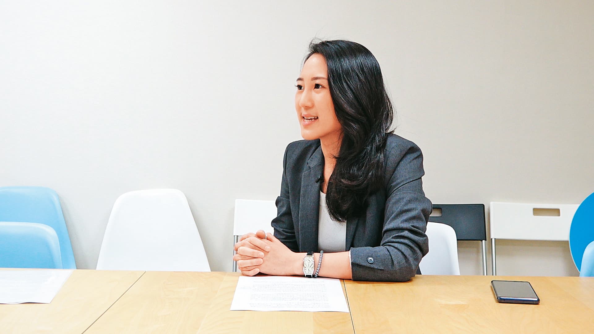 台北市議員耿葳接受民眾陳情,並協助遭外籍型男性騷擾的受害人報警。