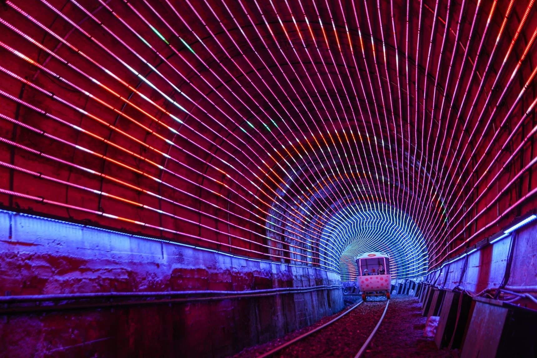 暑假夜間版的「深澳鐵道自行車」,隧道美麗光雕五光十色。