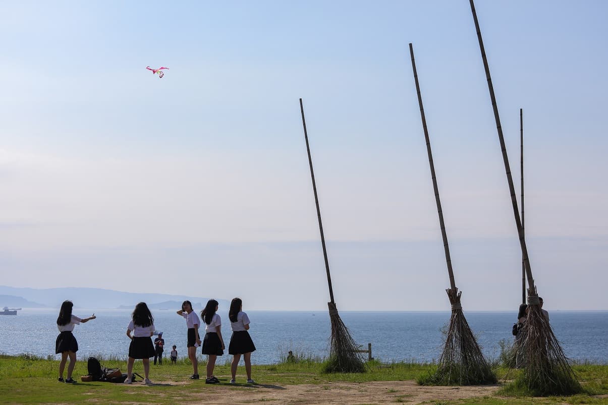 「潮境公園」的飛天掃帚,是遊客們最愛的拍照地標。