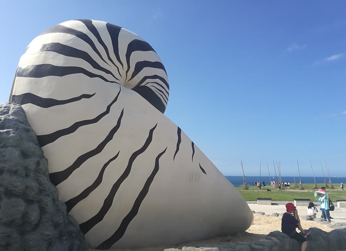 「潮境公園」內的大海螺,其實是小朋友最愛的溜滑梯。