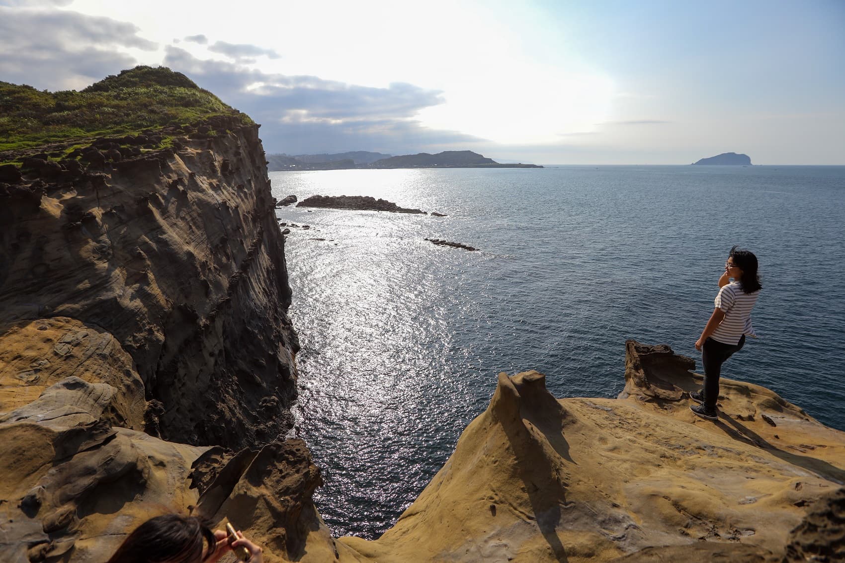 「象鼻岩景觀區」一旁即是懸崖峭壁,太靠近拍照具危險性。