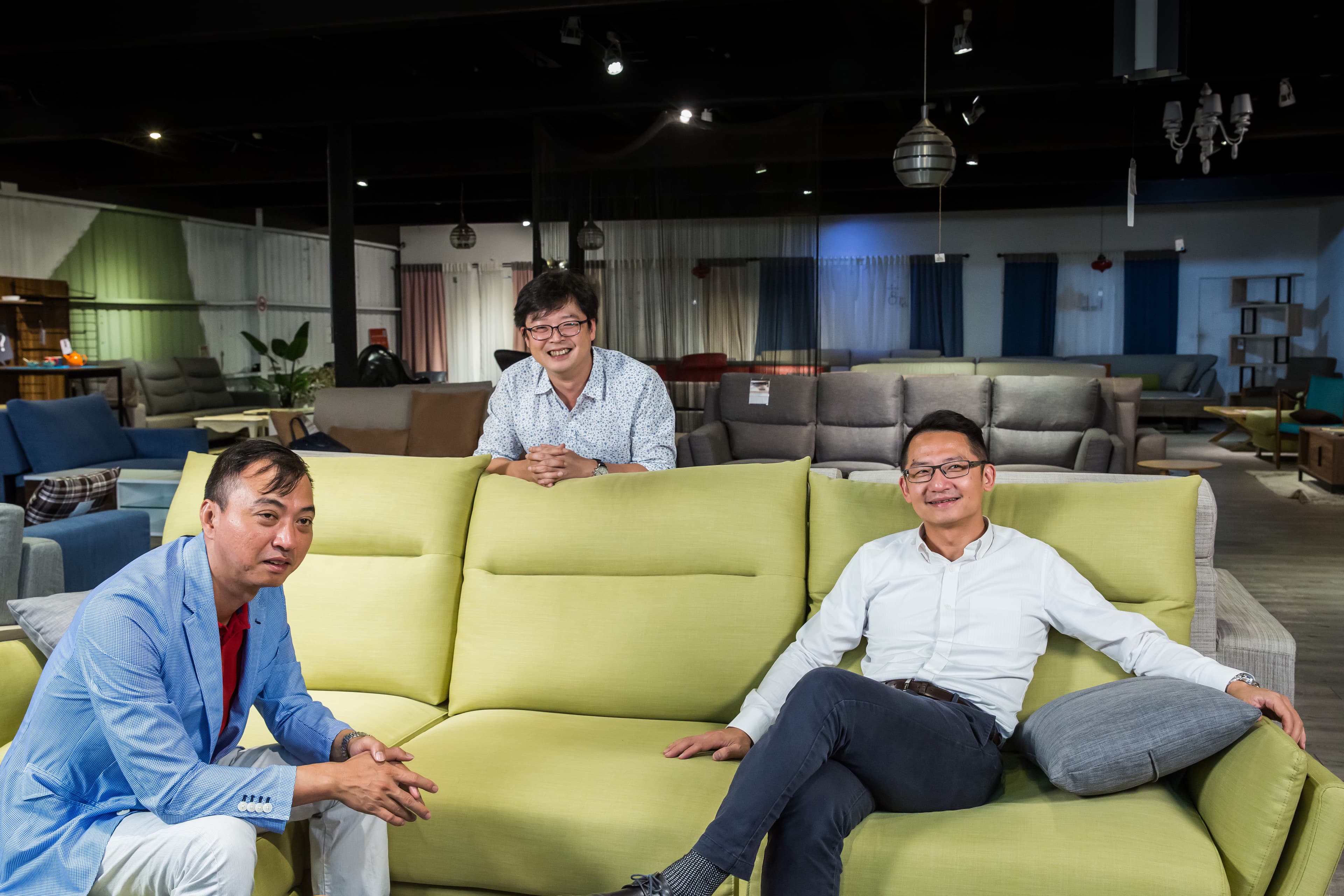 龔添華（左起）、陳冠豪、張修元3人從網拍大型家具起家，低定倍率深受小資族青睞，如今H&D東稻家居已有8間實體門市，去年年營收達4.2億元。