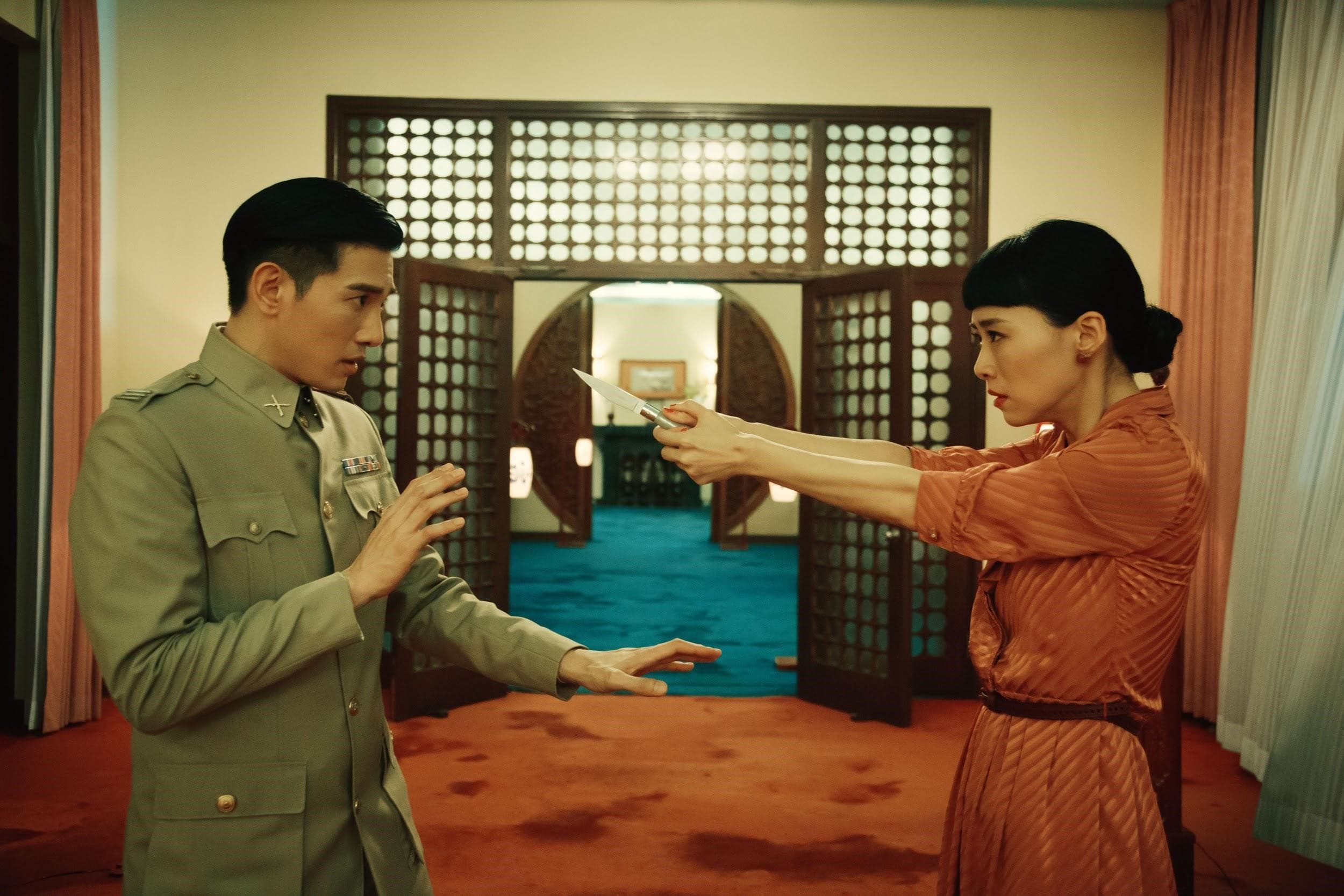 趙德胤對於《灼人秘密》的攝影很滿意,圖為演員吳可熙(右)和張立昂演出電影裡的戲中戲。(岸上影像提供)