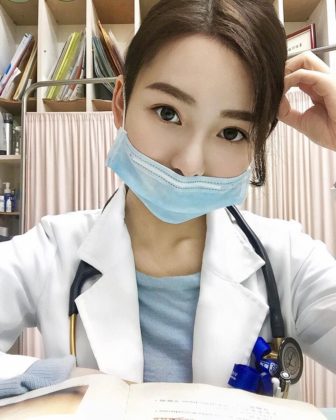 去年爆紅的李姓正妹醫師在IG分享手寫筆記募款,款項將用於非洲義診。(翻攝自IG)