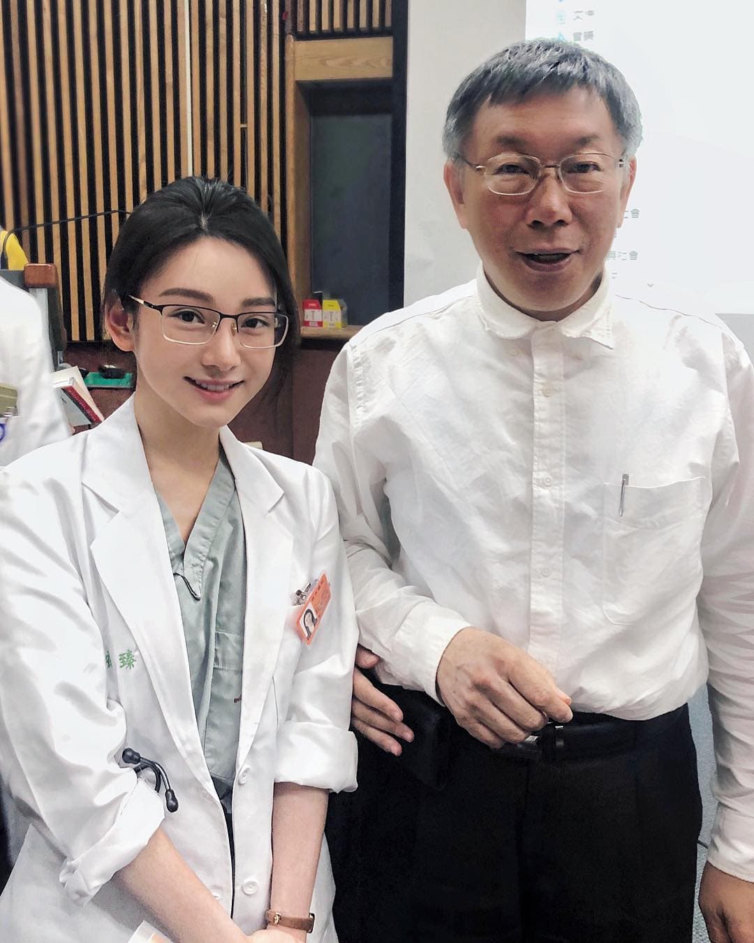 去年爆紅的李姓正妹醫師因和市長柯文哲合照,兩人中間的神之手引起熱烈討論。(翻攝自IG)