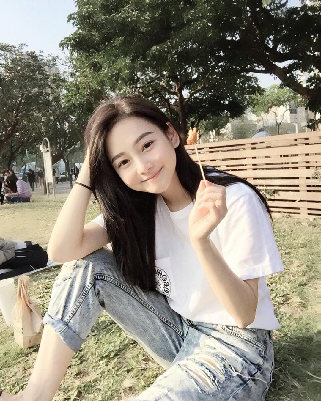 去年爆紅的李姓正妹醫師在IG分享手寫筆記募款,款項將用於非洲義診。(翻攝自IG)