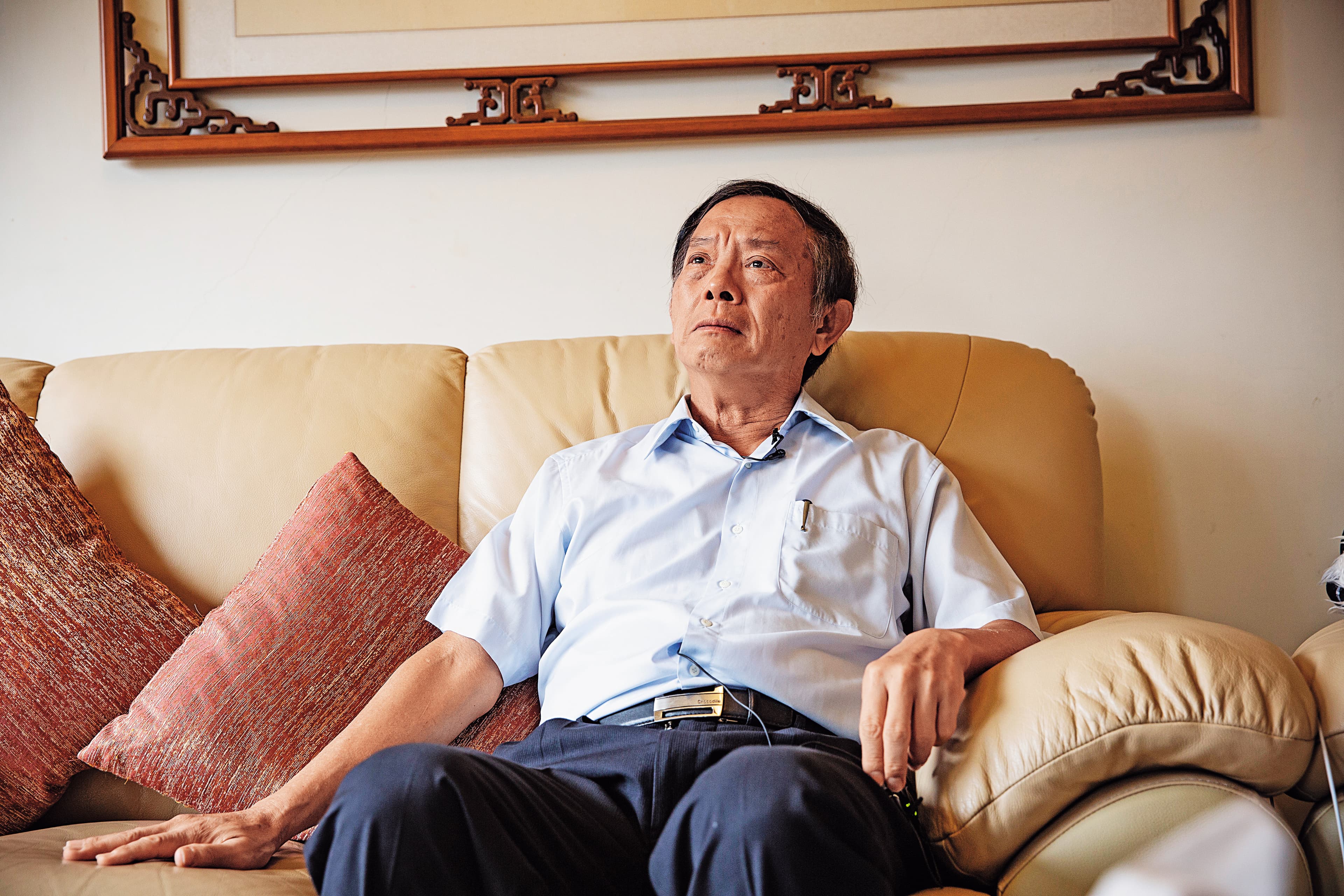 王隆昌談起冤案，悲憤無語，從他家客廳窗戶望去，便是北科大校園，他卻因冤案無法從學校順利退休，更顯諷刺。