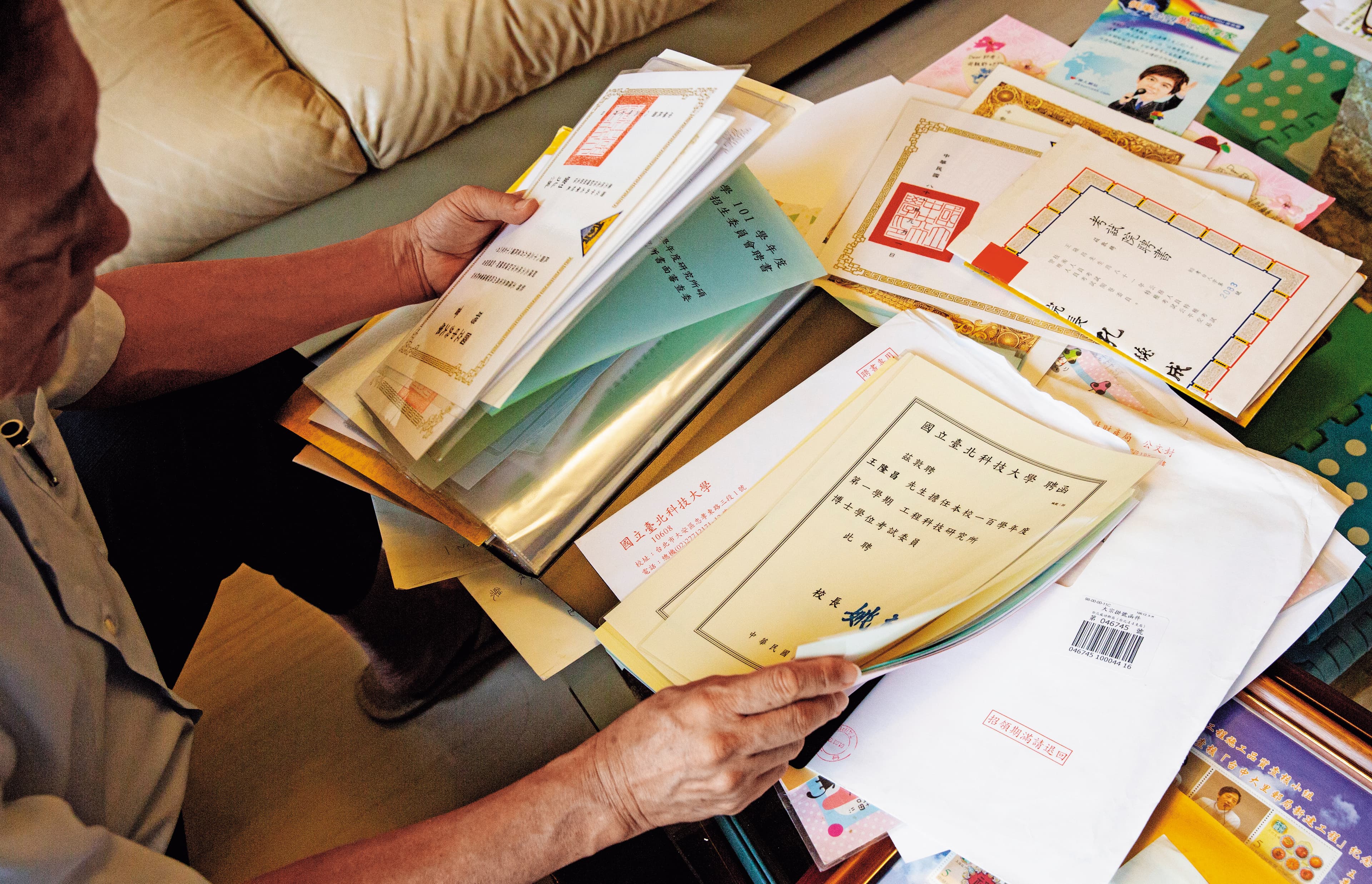 王隆昌隨手拿出一疊聘書和表揚狀，因他經常受聘為政府評選適合的工程團隊，豈料一次尋常的專業評選，竟讓他跌進大牢。