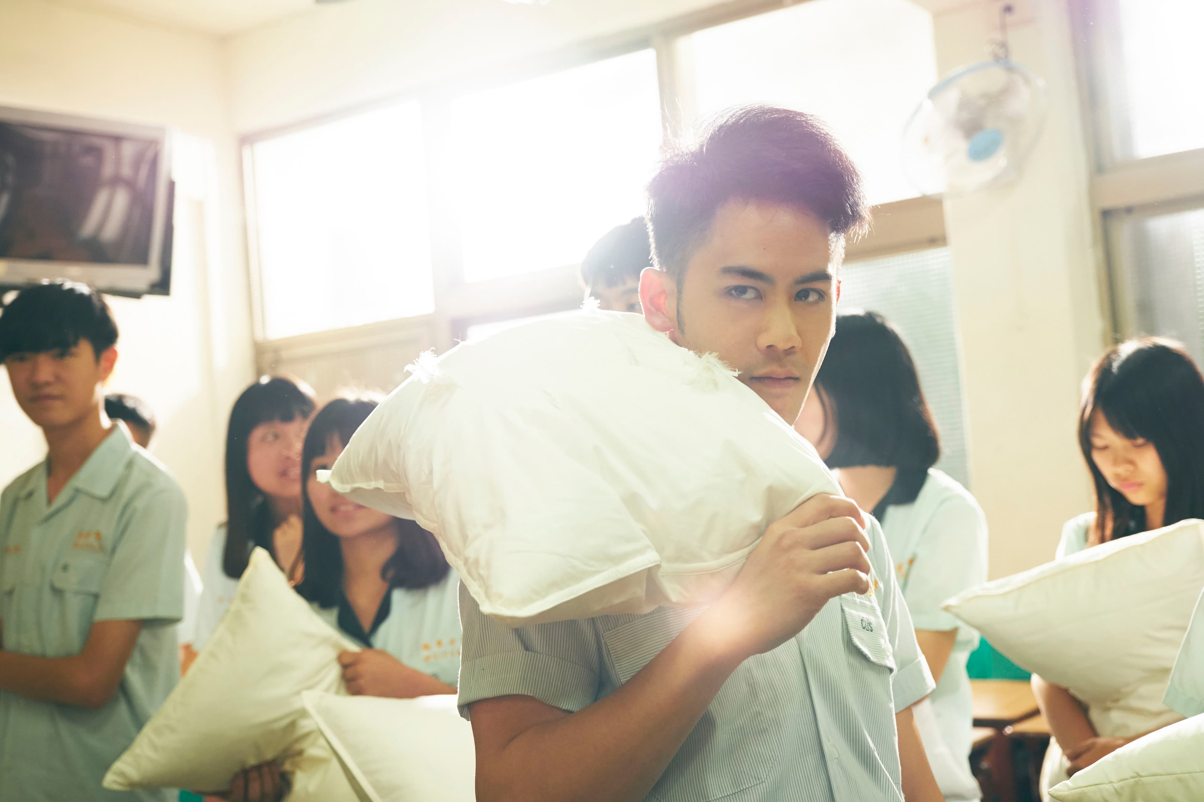 李淳扮高中生,眼神中隱約還是有點殺。 (威視提供)