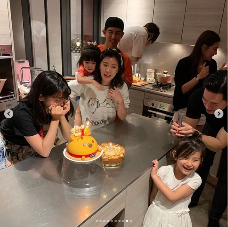 賈靜雯參與女兒梧桐妹慶生時,即以史奴比圖樣上衣出席。(翻攝自梧桐妹IG)