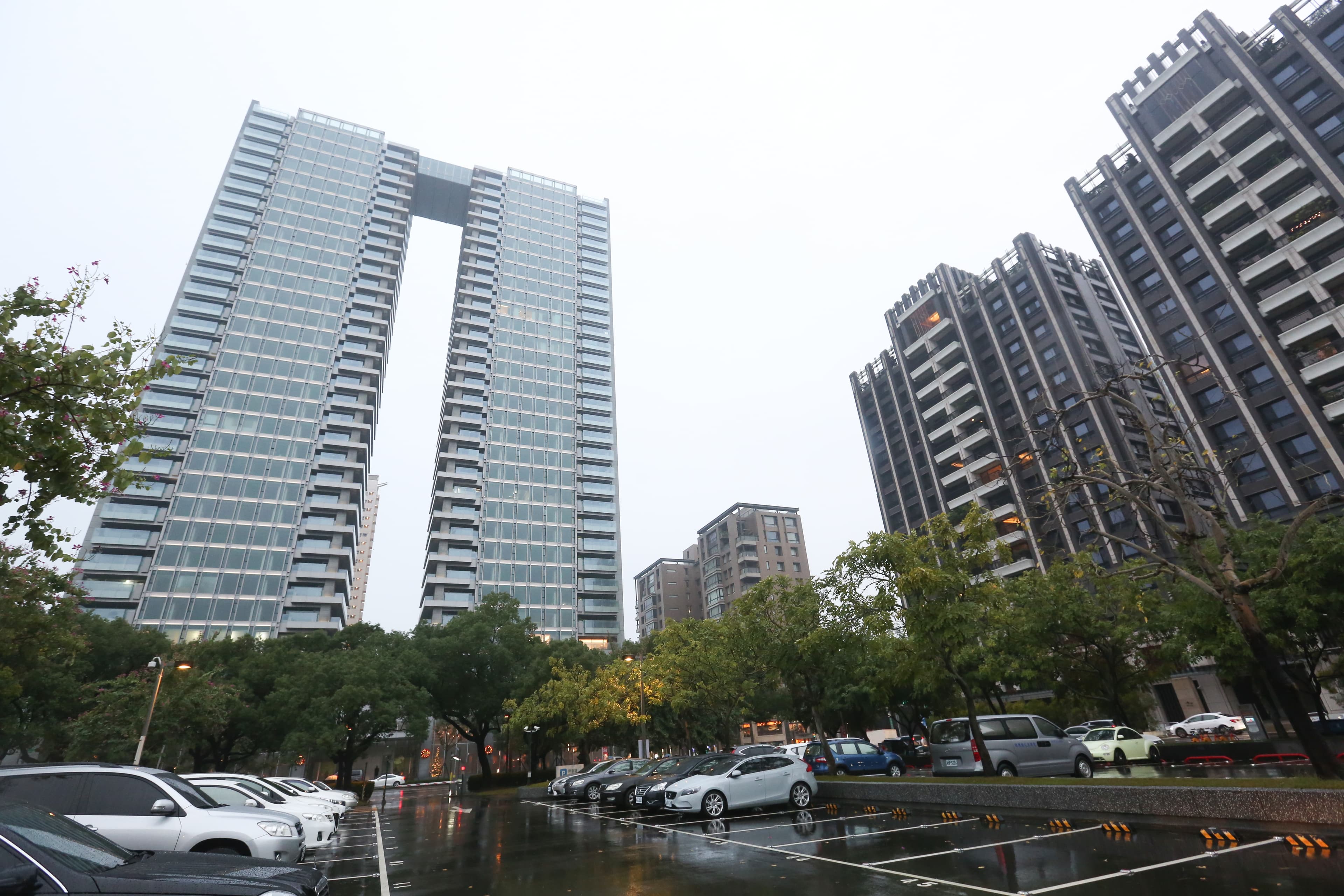 由鉅大恆在2017年拿下台中豪宅之首,從設計、營建到銷售,皆由自己一條龍經營。