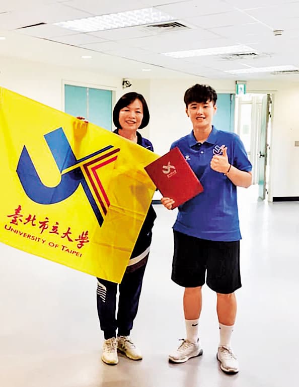跨足體界、政壇、學界的戴遐齡(左),擁有豐沛人脈,現爆出她有意角逐下屆大專體總會長。(翻攝戴遐齡臉書)