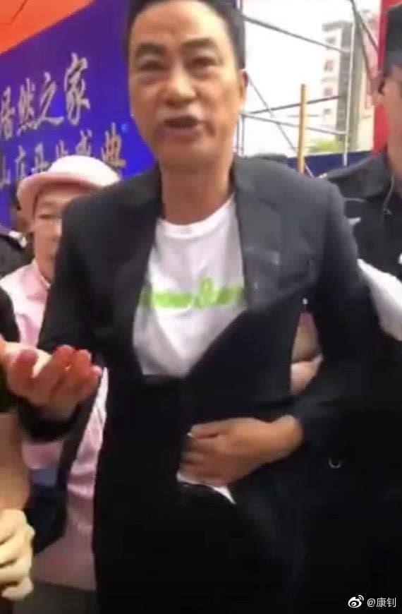 任達華被刺傷之後驚甫未定。 (翻攝自微博)