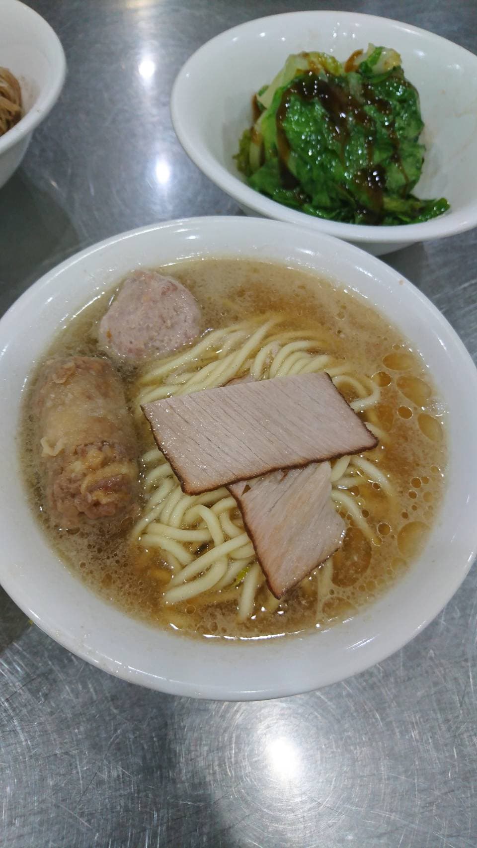 麵哥麵嫂的招牌切仔麵有2片叉燒肉、手工招牌雞捲跟肉丸子各一顆。