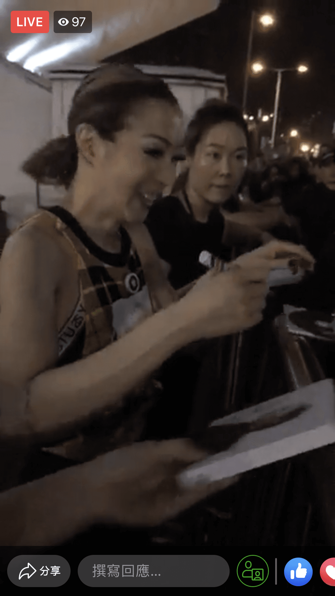鄭秀文每晚結束演唱會後，總會到會場門外跟守候的歌迷見面，昨晚還來個快速簽名會，讓守在會場門外的歌迷大叫：『Sammi 我愛你！』（摘自鄭秀文臉書）